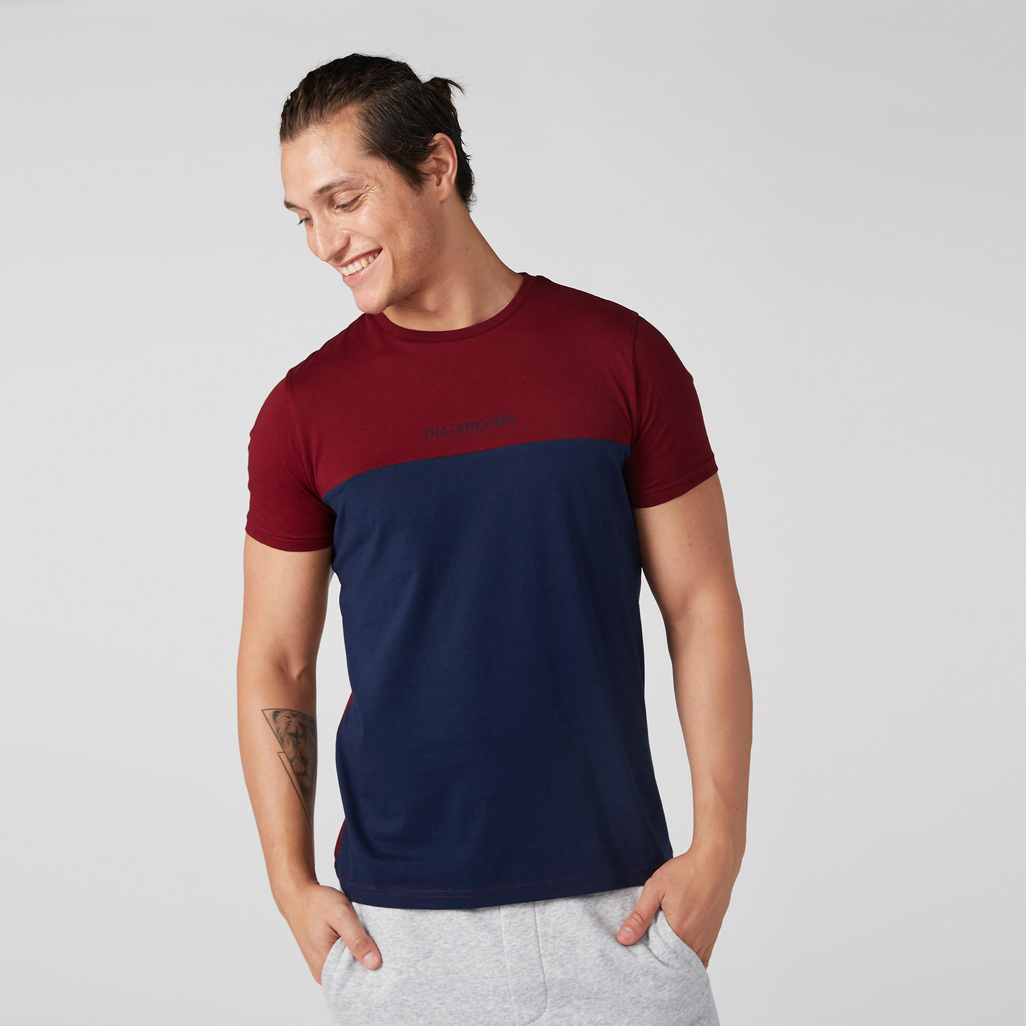 تيشيرت بنقش مطبوع مع ياقة دائرية وأكمام قصيرة-men-clothing-tshirtsandpolos-tshirts-image-1