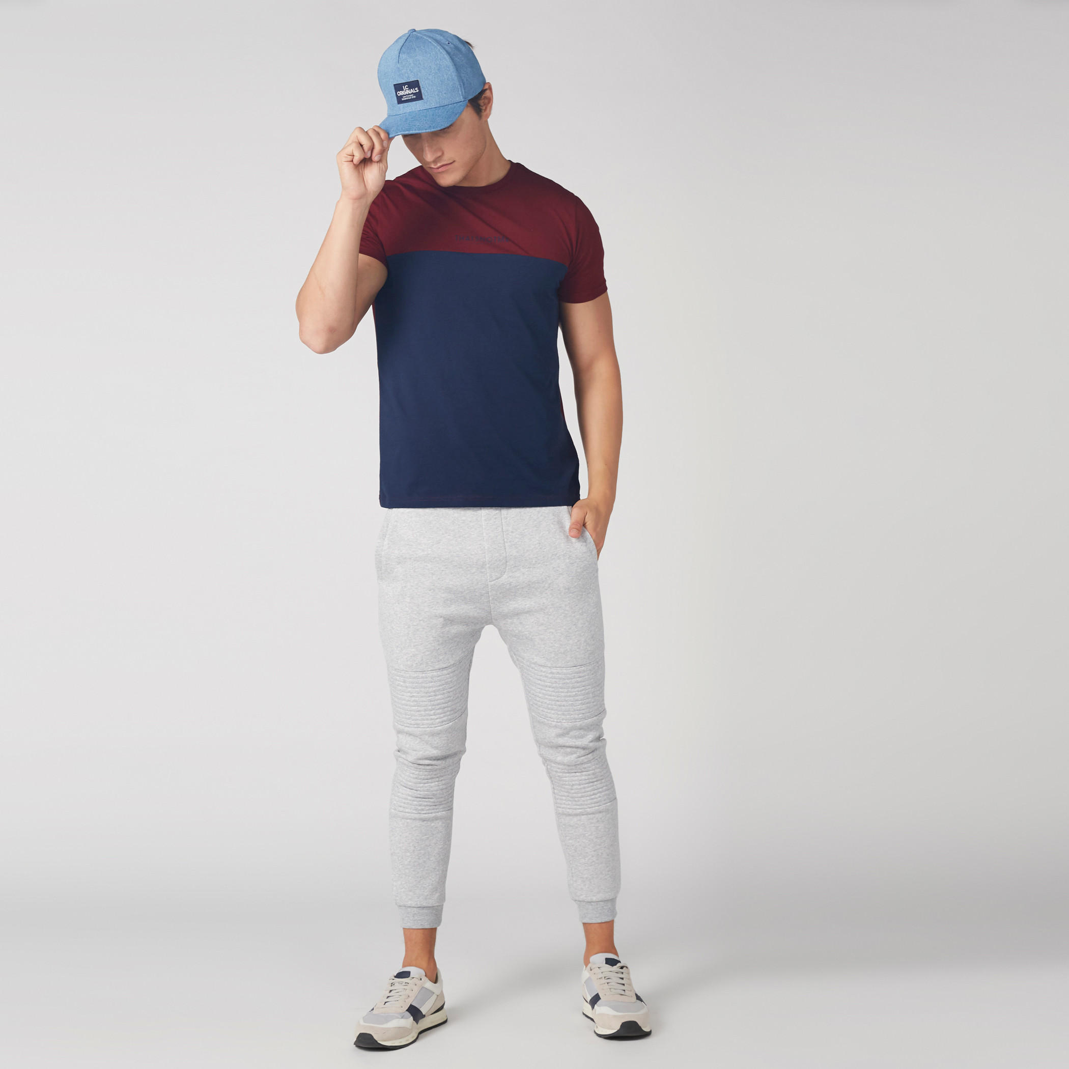 تيشيرت بنقش مطبوع مع ياقة دائرية وأكمام قصيرة-men-clothing-tshirtsandpolos-tshirts-image-2