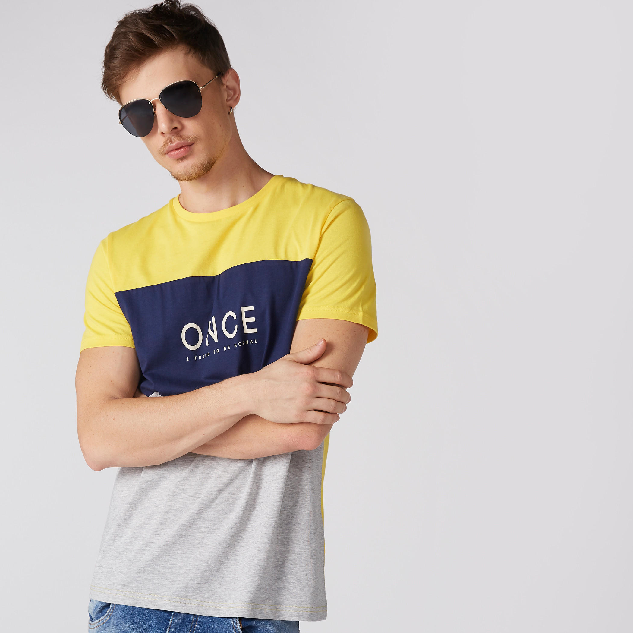 تيشيرت بياقة مستديرة وأكمام قصيرة وطبعات-men-clothing-tshirtsandpolos-tshirts-image-1