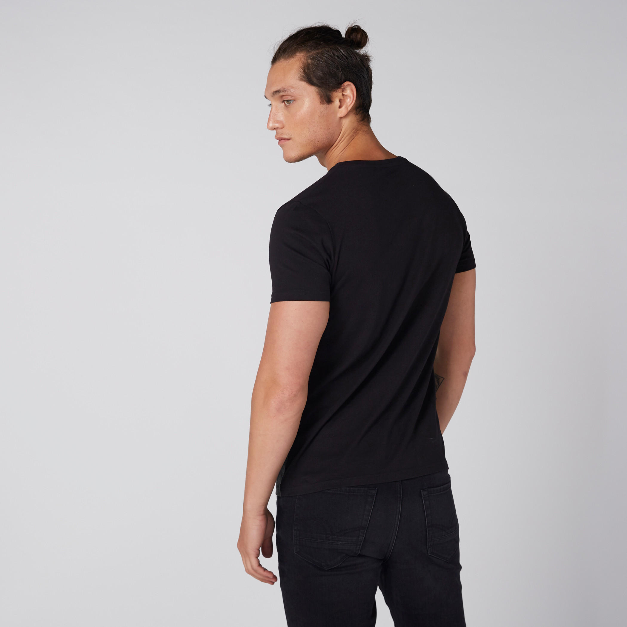 تيشيرت مطبوع بياقة ضيقة وأكمام قصيرة-men-clothing-tshirtsandpolos-tshirts-image-2