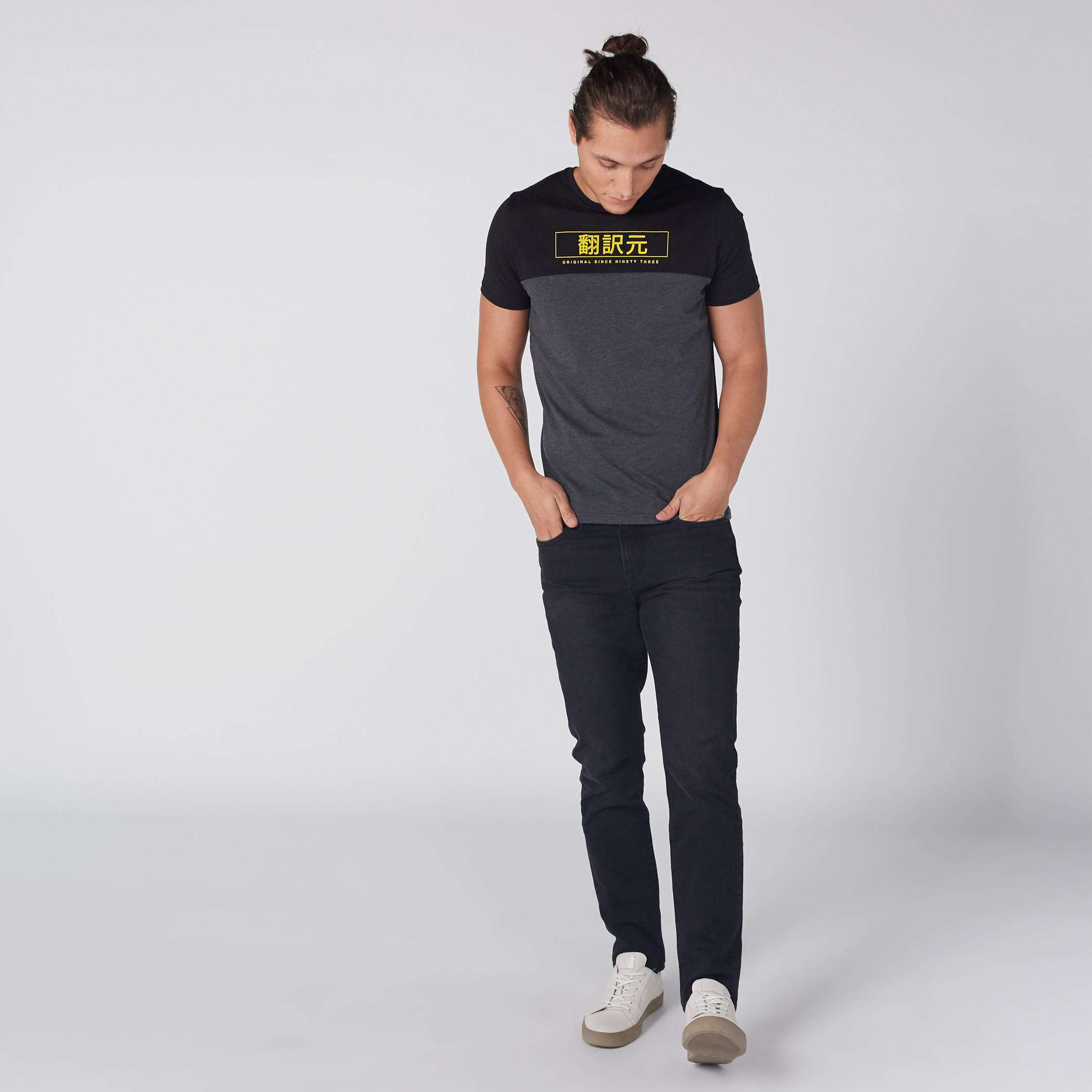 تيشيرت مطبوع بياقة ضيقة وأكمام قصيرة-men-clothing-tshirtsandpolos-tshirts-image-3