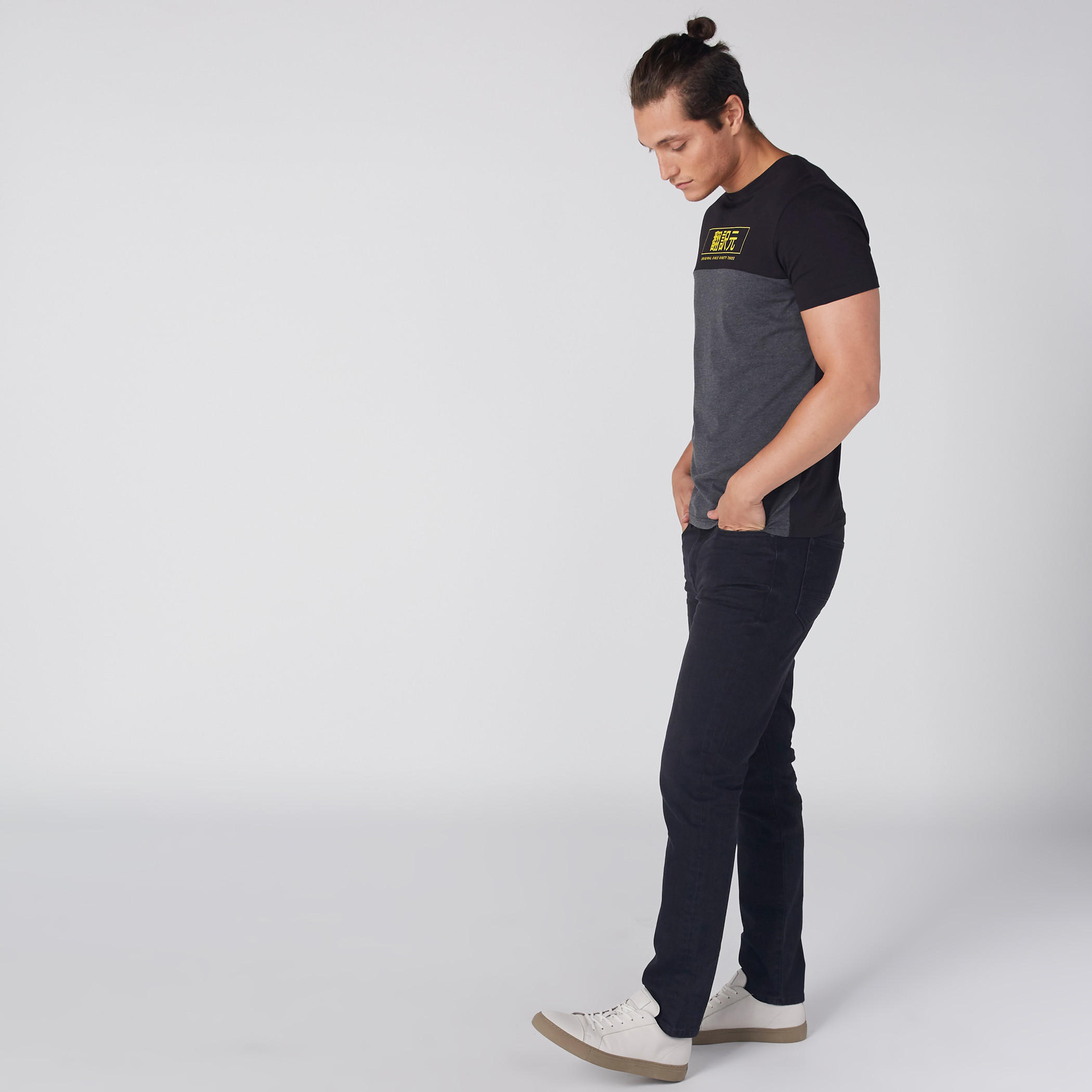 تيشيرت مطبوع بياقة ضيقة وأكمام قصيرة-men-clothing-tshirtsandpolos-tshirts-image-4