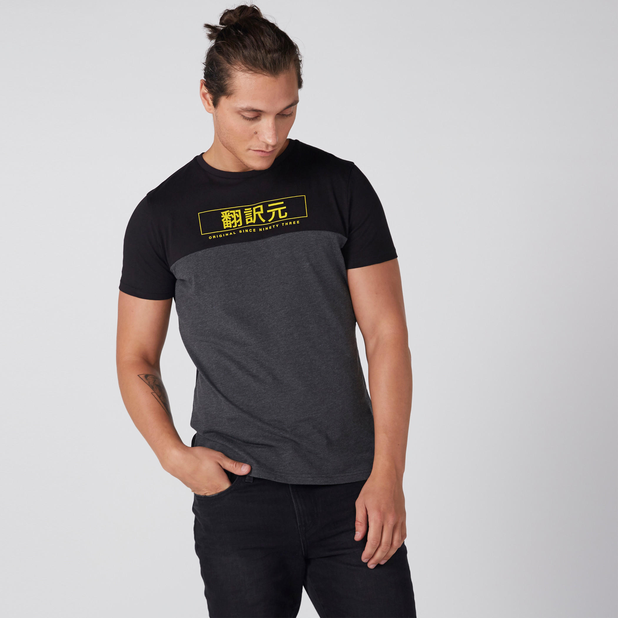 تيشيرت مطبوع بياقة ضيقة وأكمام قصيرة-men-clothing-tshirtsandpolos-tshirts-image-1