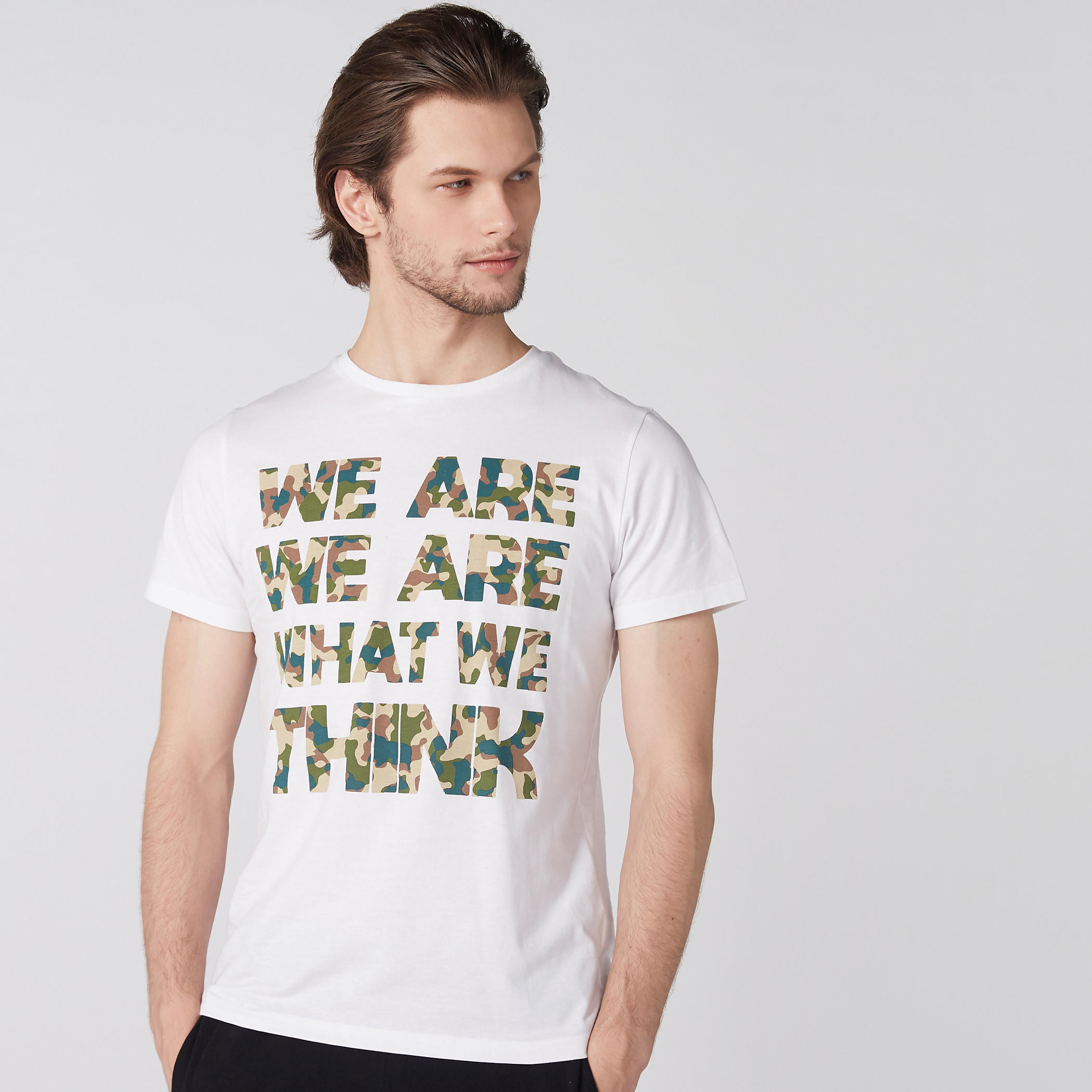 تيشيرت بياقة مستديرة وأكمام قصيرة وطبعات-men-clothing-tshirtsandpolos-tshirts-image-3