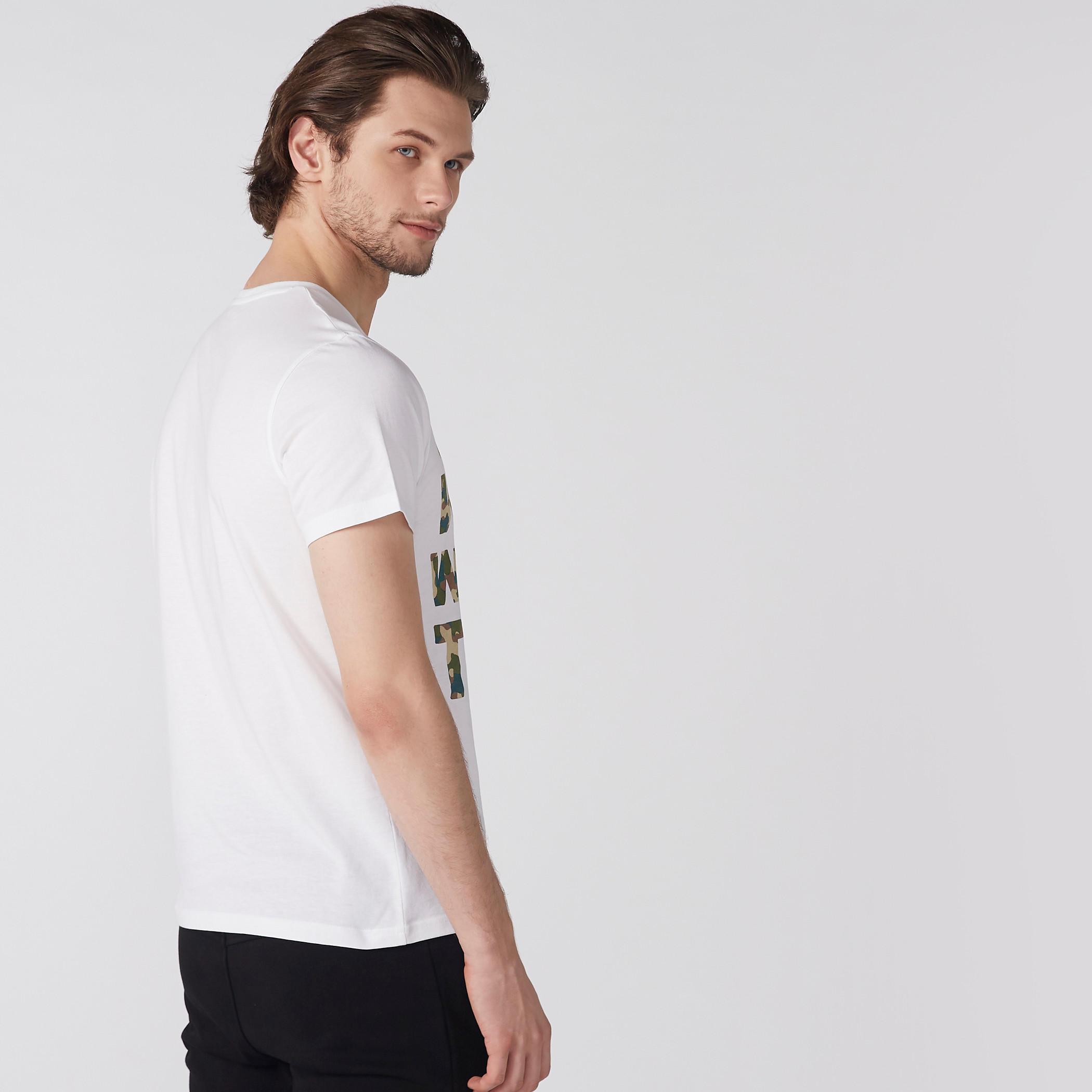 تيشيرت بياقة مستديرة وأكمام قصيرة وطبعات-men-clothing-tshirtsandpolos-tshirts-image-2