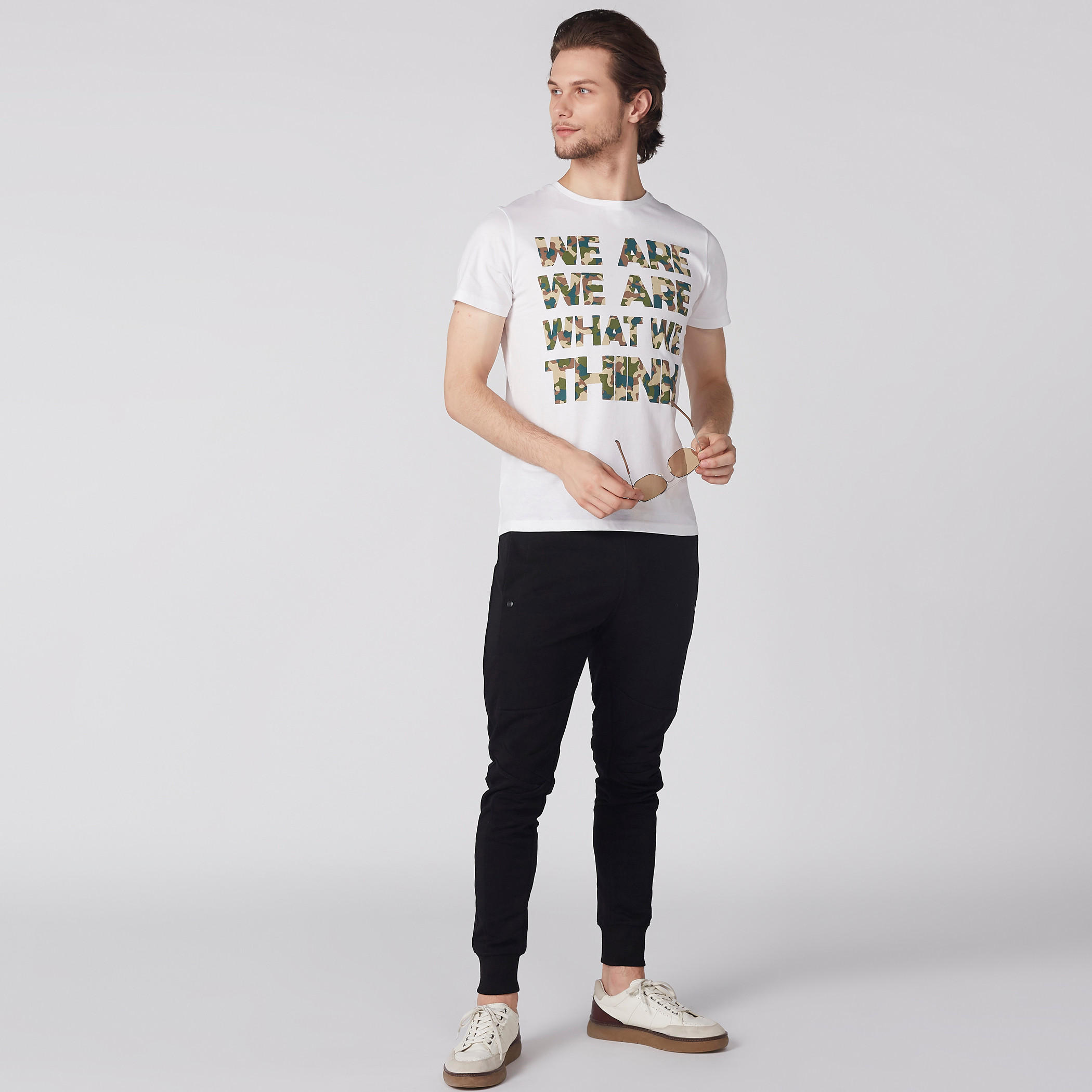 تيشيرت بياقة مستديرة وأكمام قصيرة وطبعات-men-clothing-tshirtsandpolos-tshirts-image-1