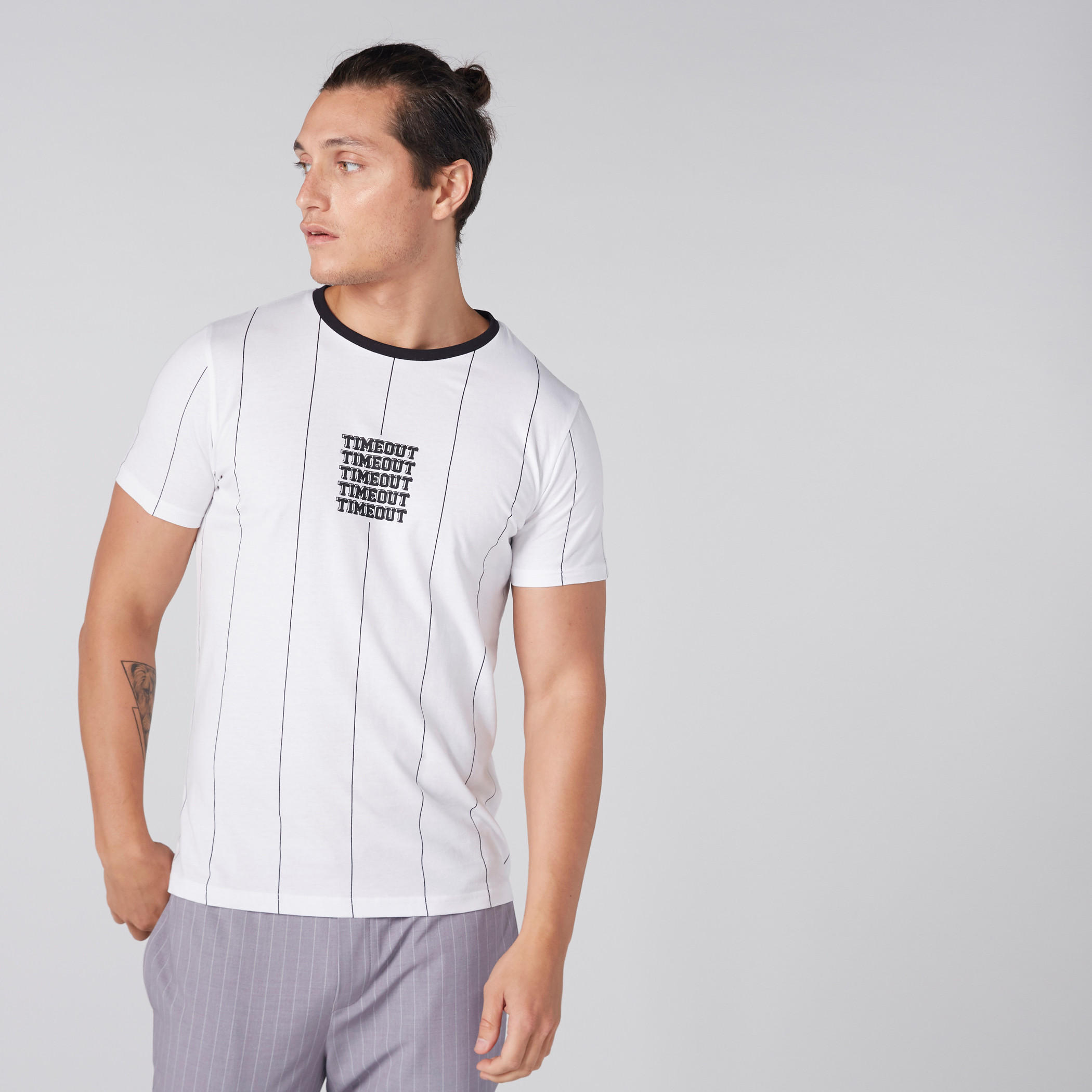 تيشيرت مقلّم بياقة ضيقة وأكمام قصيرة-men-clothing-tshirtsandpolos-tshirts-image-1