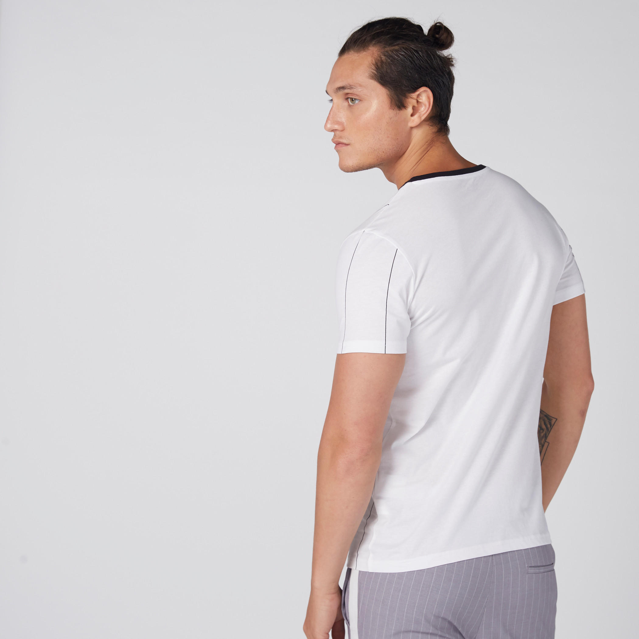 تيشيرت مقلّم بياقة ضيقة وأكمام قصيرة-men-clothing-tshirtsandpolos-tshirts-image-2