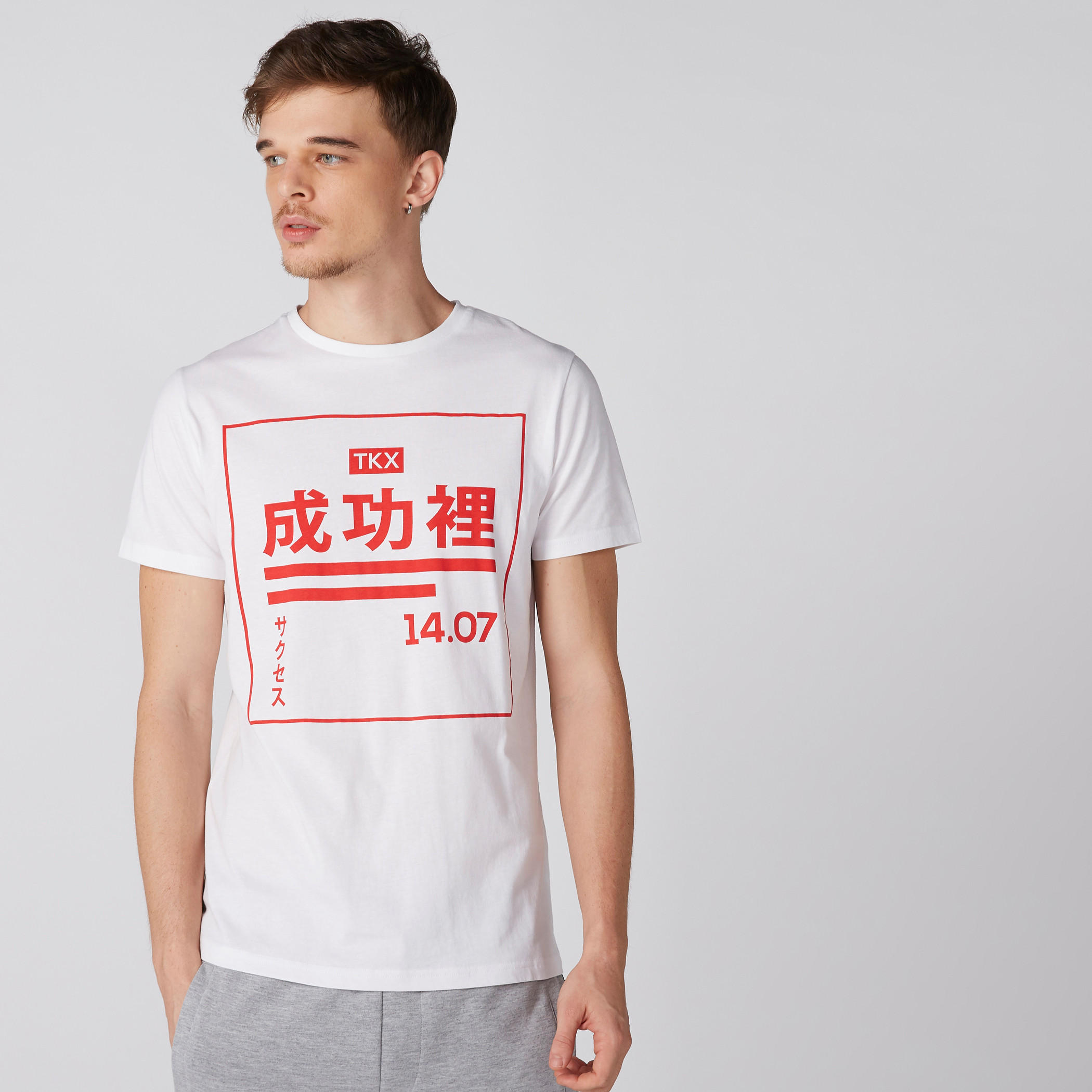 تيشيرت بياقة ضيّقة وأكمام قصيرة وطبعات-men-clothing-tshirtsandpolos-tshirts-image-1