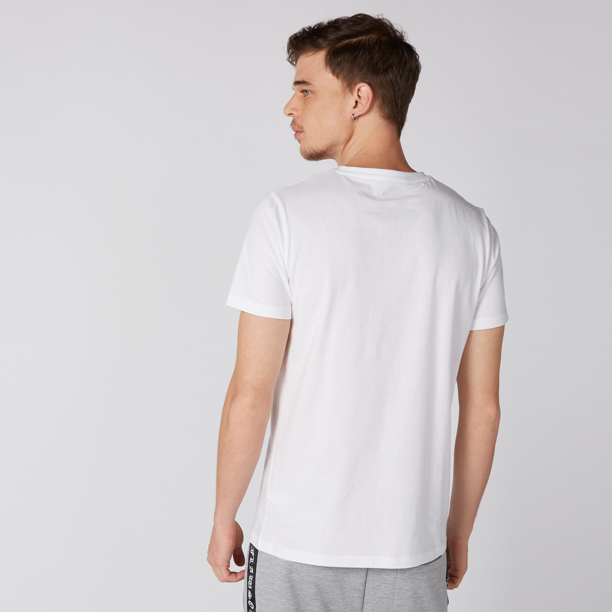 تيشيرت بياقة ضيّقة وأكمام قصيرة وطبعات-men-clothing-tshirtsandpolos-tshirts-image-2