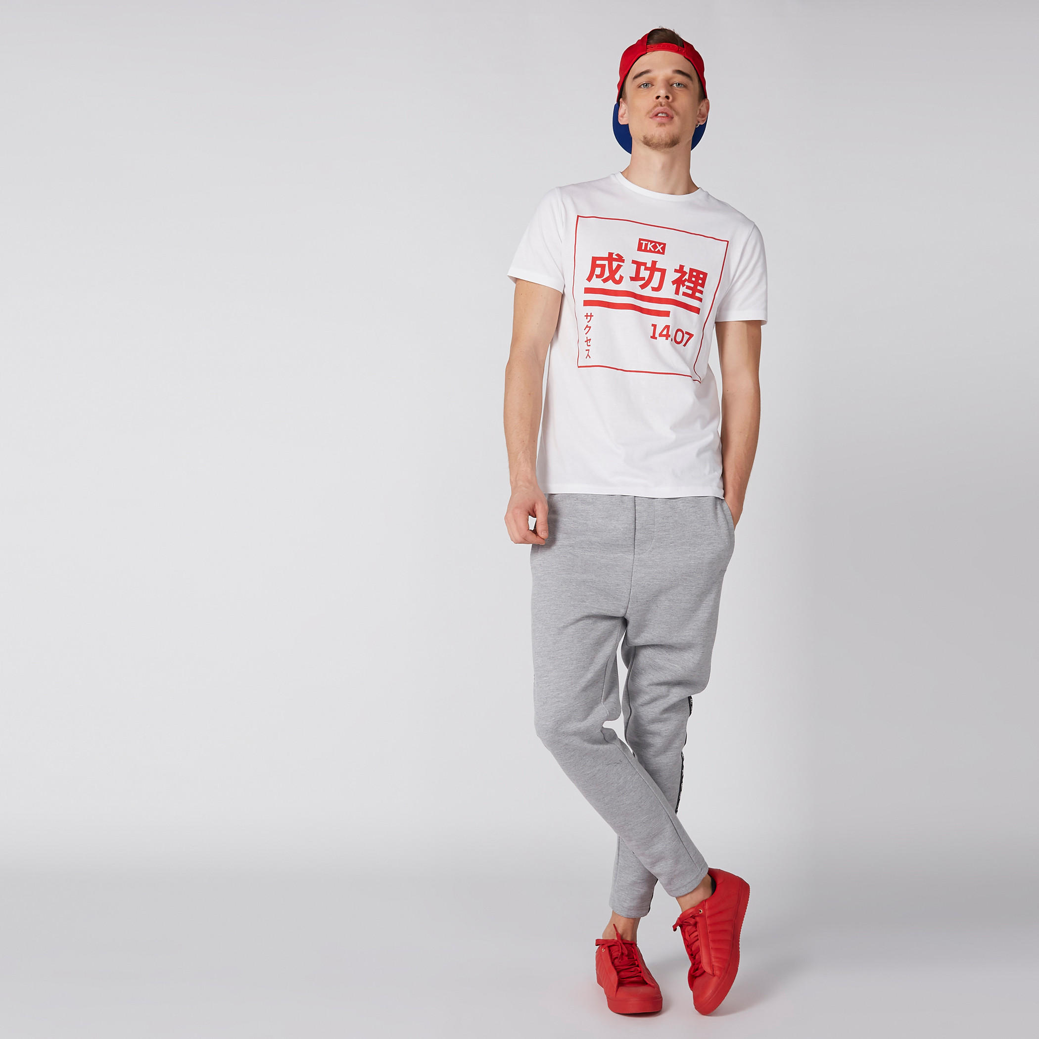تيشيرت بياقة ضيّقة وأكمام قصيرة وطبعات-men-clothing-tshirtsandpolos-tshirts-image-3