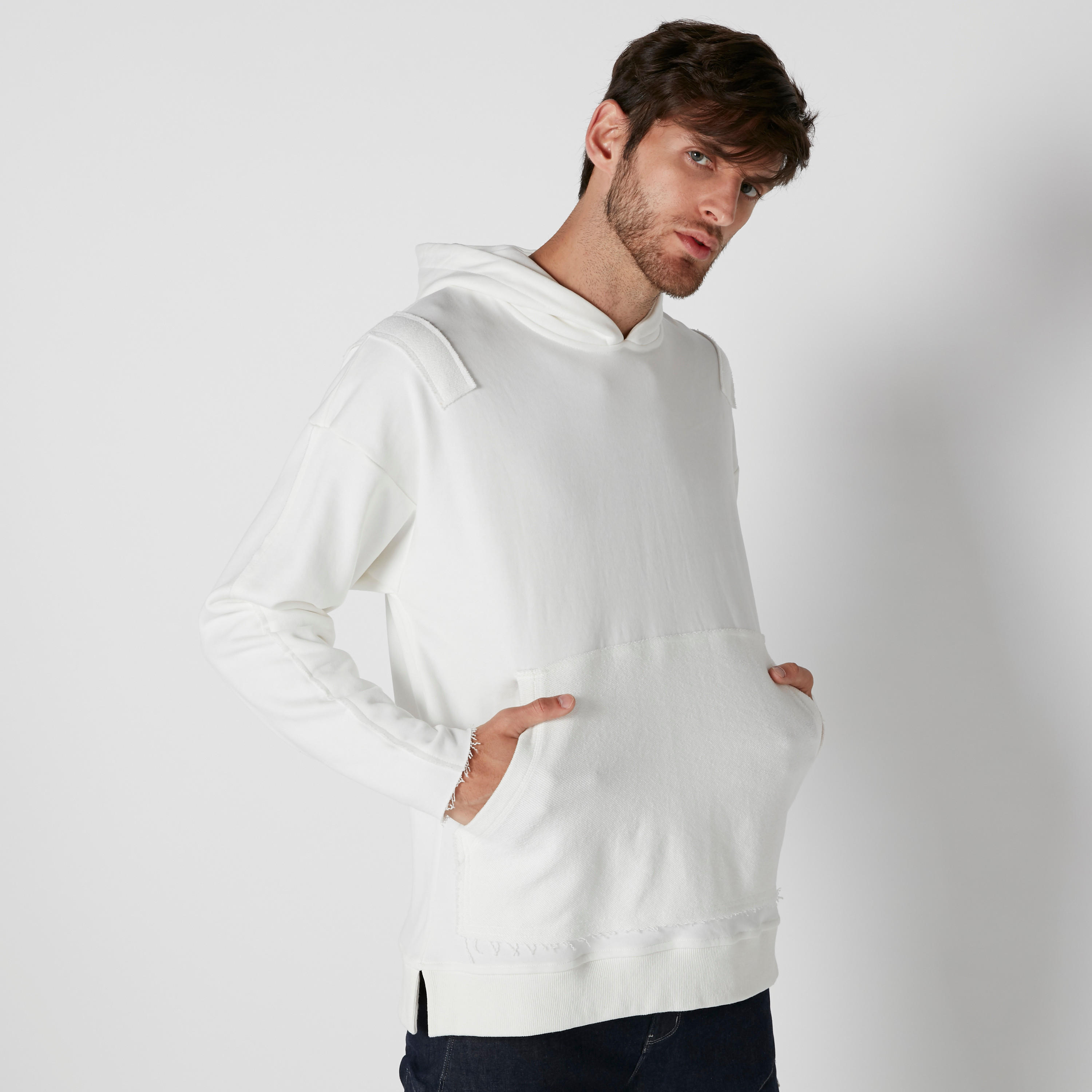 هودي بأكمام طويلة وجيوب وطبعات-men-winterwear-hoodiesandsweatshirts-image-1