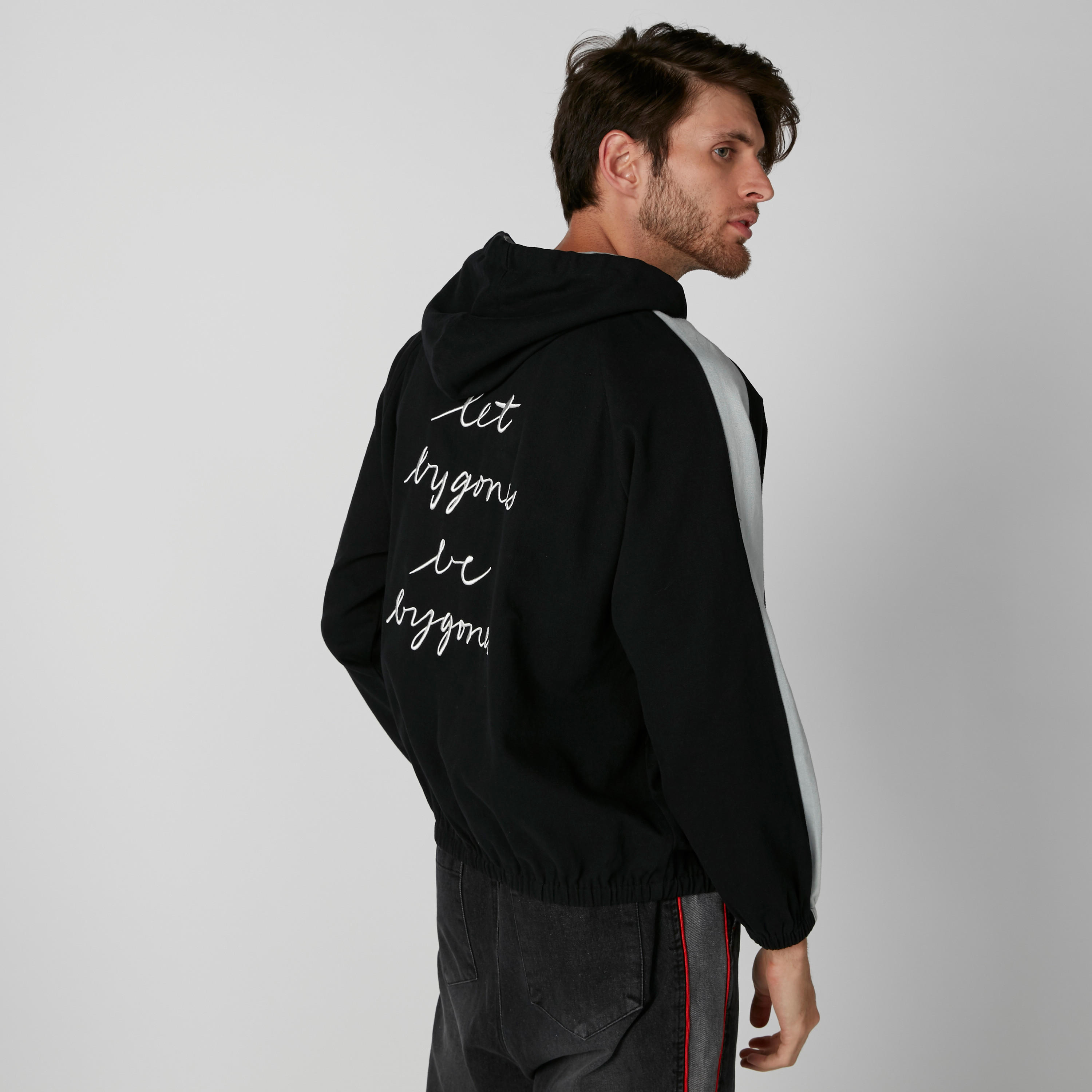 جاكيت مُطرّز بأكمام طويلة وقبعة-men-clothing-jacketsandblazers-jackets-image-2