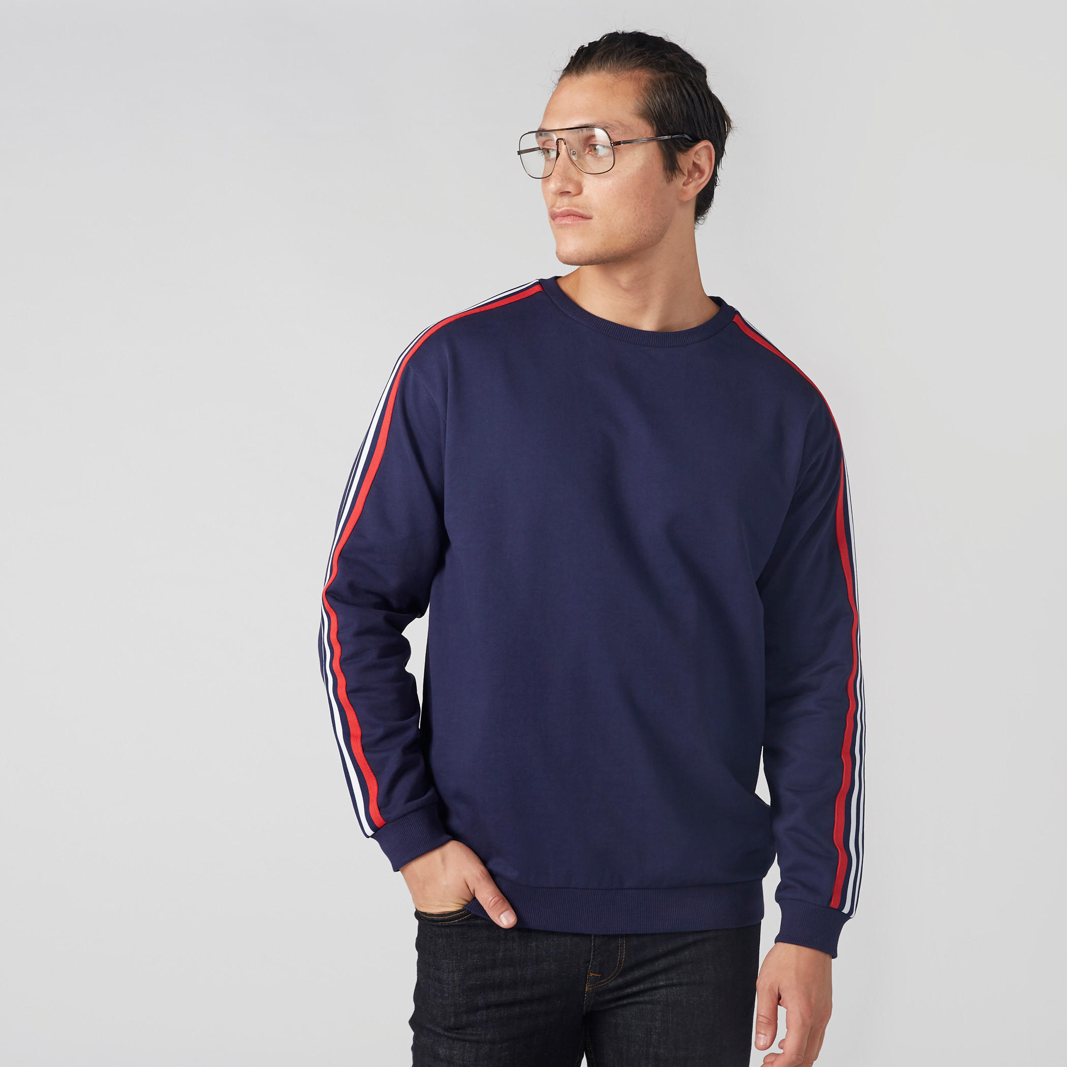 سويت شيرت مقلم بياقة مستديرة وأكمام طويلة-men-winterwear-hoodiesandsweatshirts-image-1