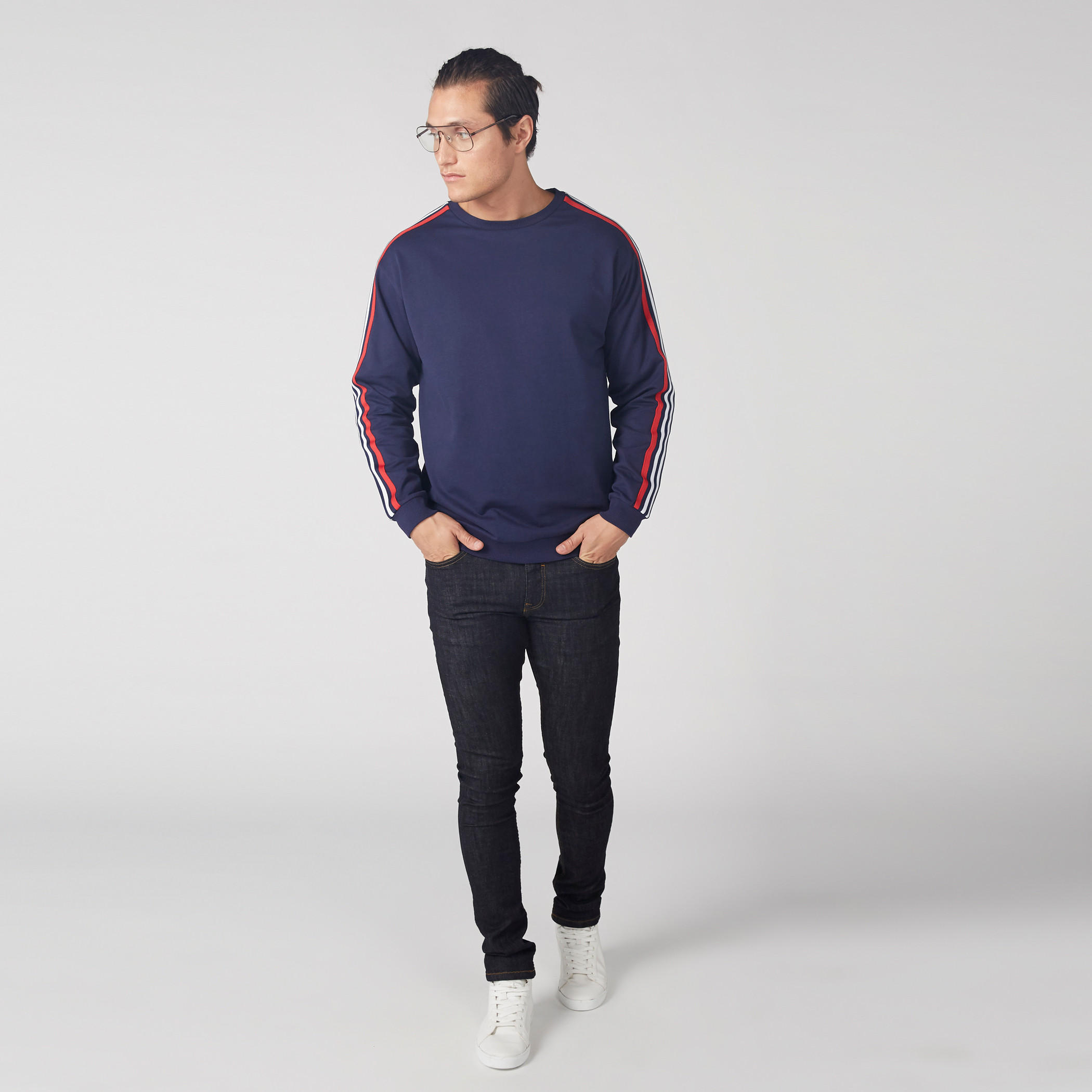 سويت شيرت مقلم بياقة مستديرة وأكمام طويلة-men-winterwear-hoodiesandsweatshirts-image-2