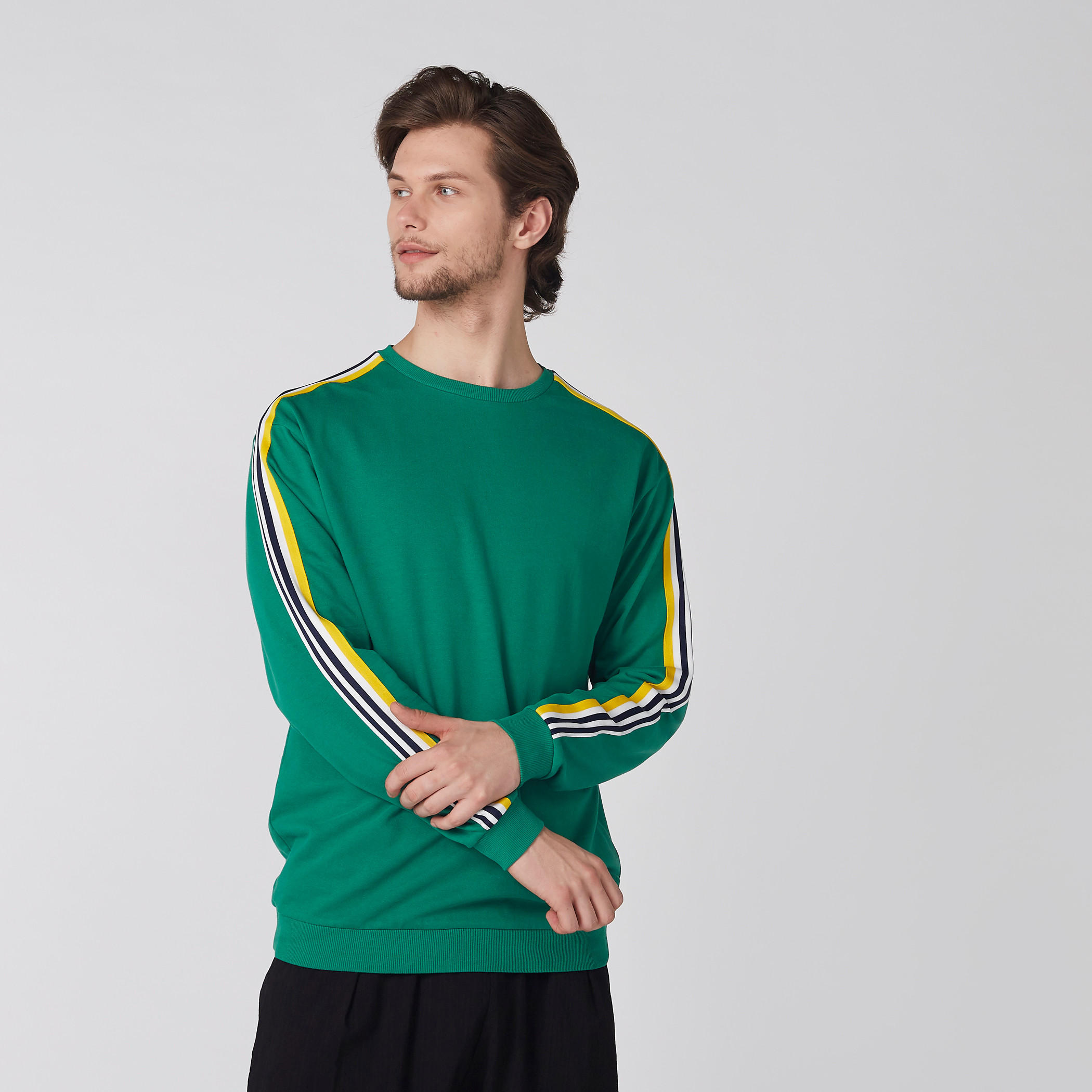 سويت شيرت مقلم بياقة مستديرة وأكمام طويلة-men-winterwear-hoodiesandsweatshirts-image-1