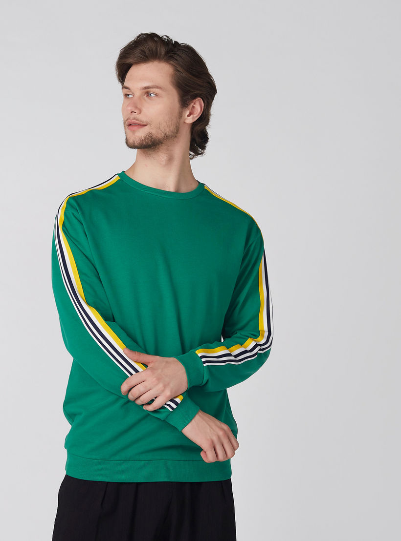 سويت شيرت مقلم بياقة مستديرة وأكمام طويلة-men-winterwear-hoodiesandsweatshirts-image-1