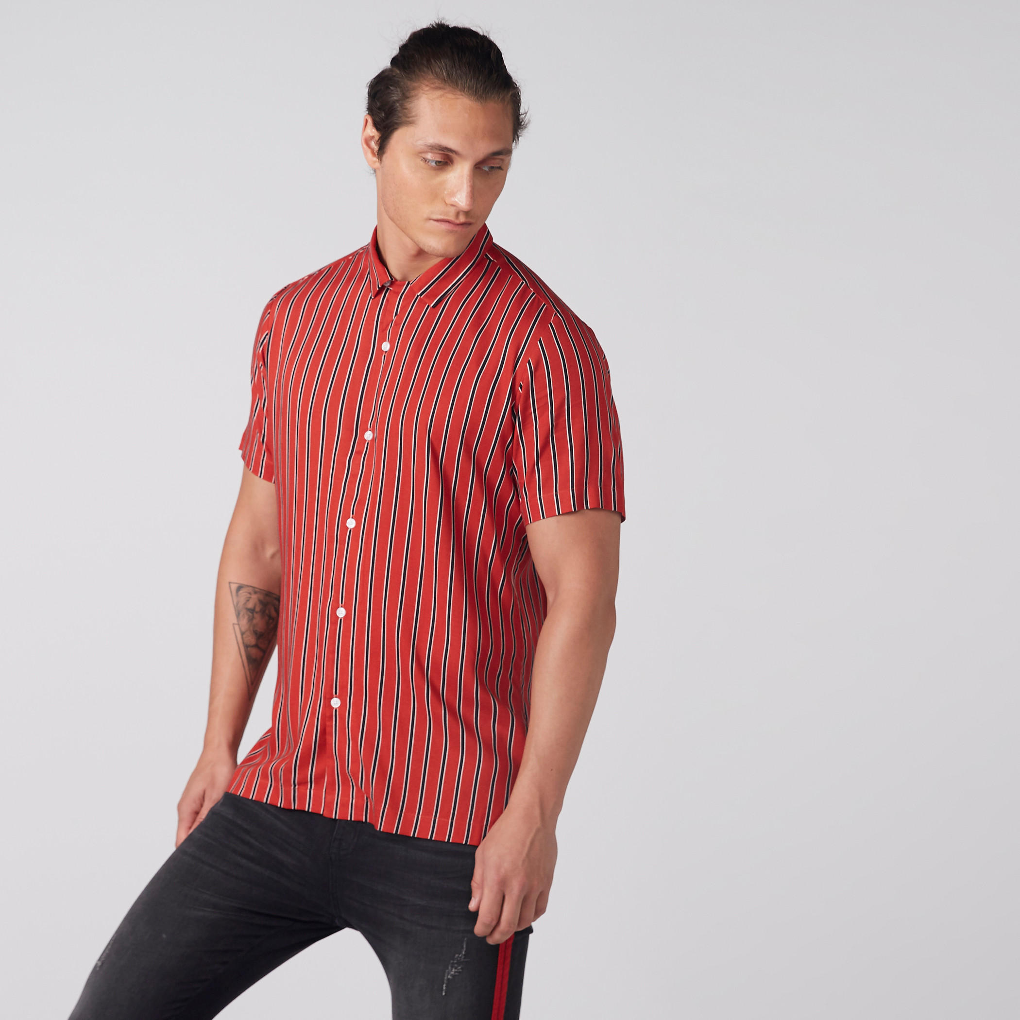 قميص مقلّم بأكمام قصيرة ووصلة أزرار كاملة-men-clothing-shirts-image-1