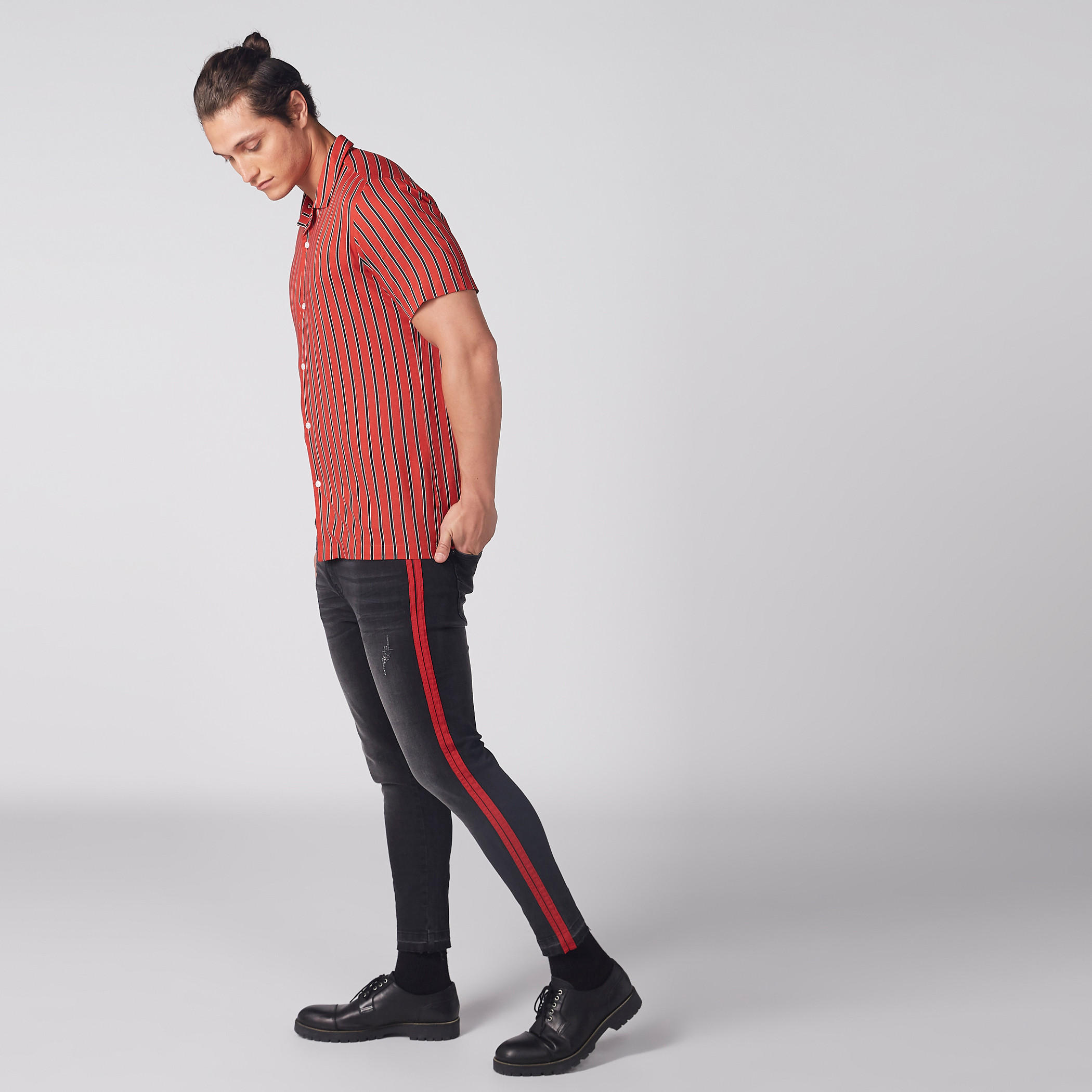 قميص مقلّم بأكمام قصيرة ووصلة أزرار كاملة-men-clothing-shirts-image-2
