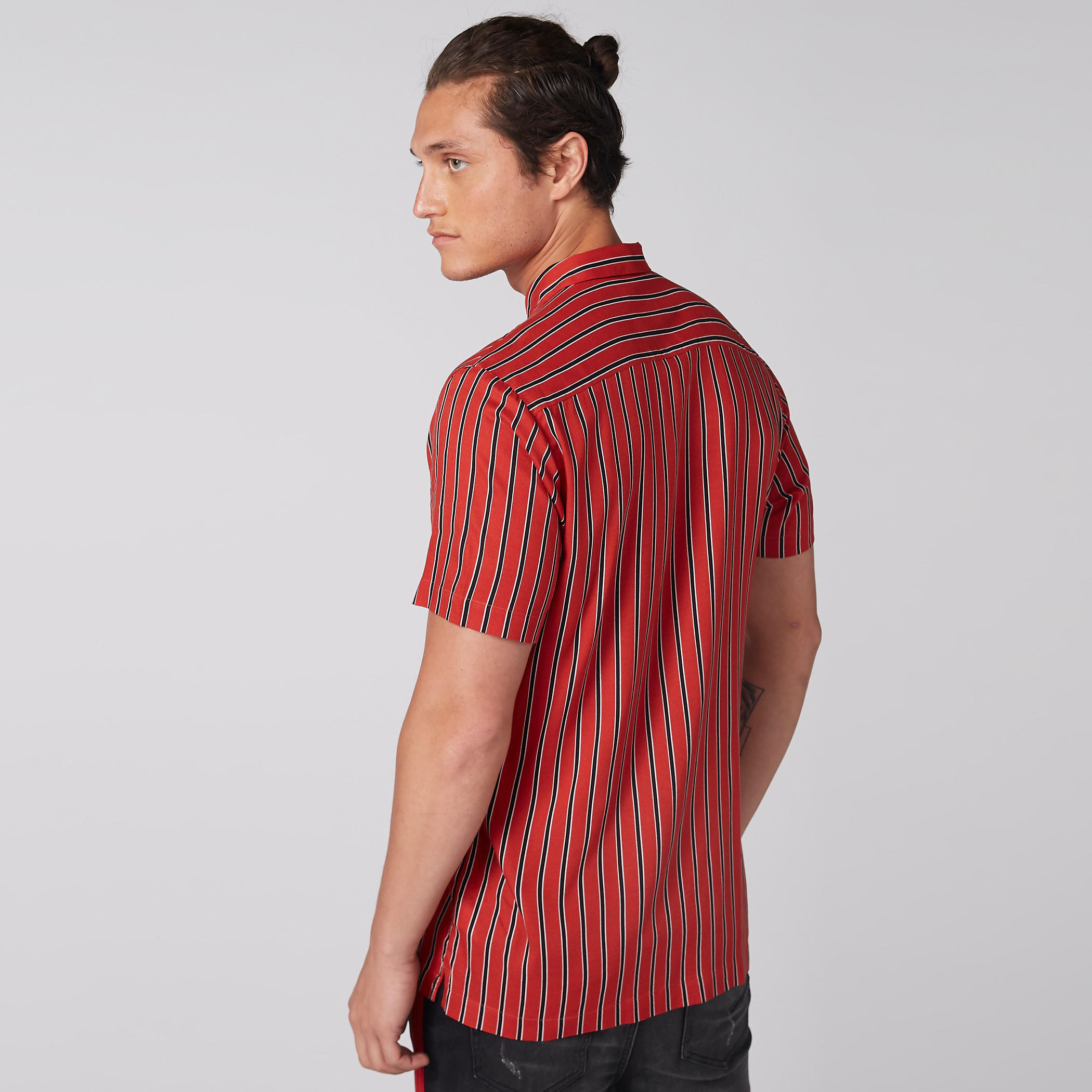 قميص مقلّم بأكمام قصيرة ووصلة أزرار كاملة-men-clothing-shirts-image-3