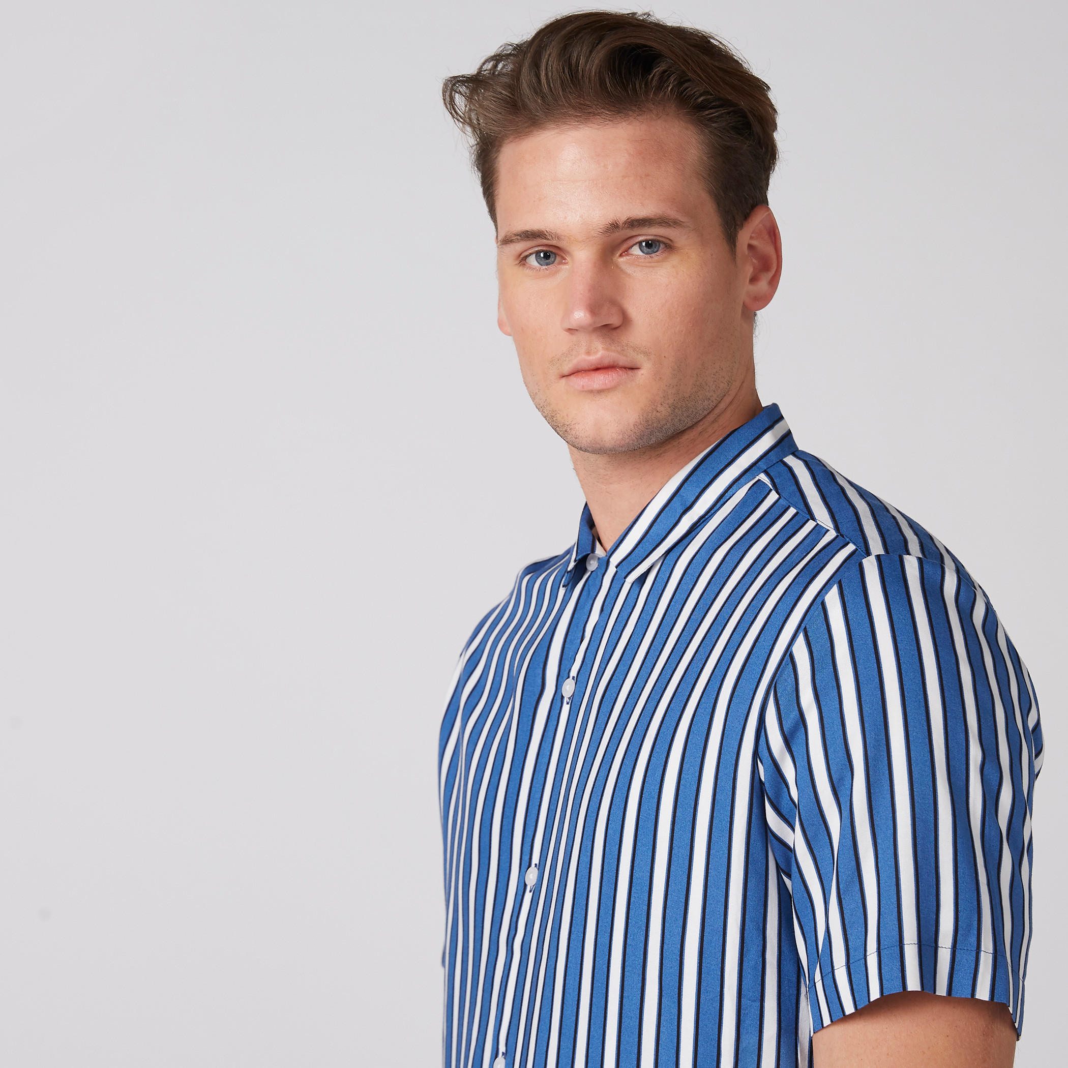 قميص مقلّم بأكمام قصيرة وأزرار-men-clothing-shirts-image-5