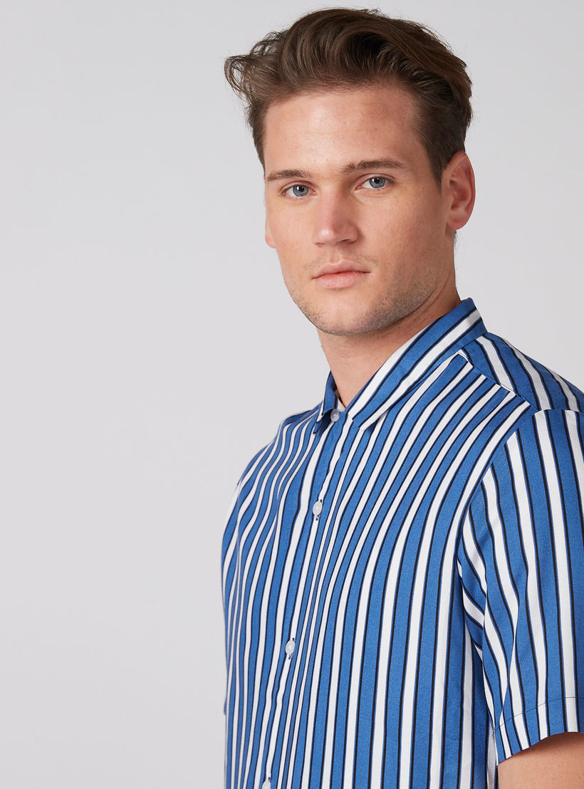 قميص مقلّم بأكمام قصيرة وأزرار-men-clothing-shirts-image-5