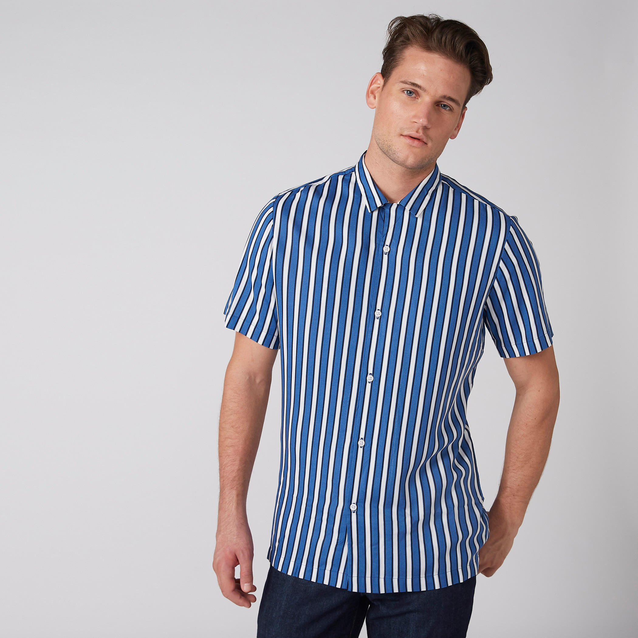 قميص مقلّم بأكمام قصيرة وأزرار-men-clothing-shirts-image-3