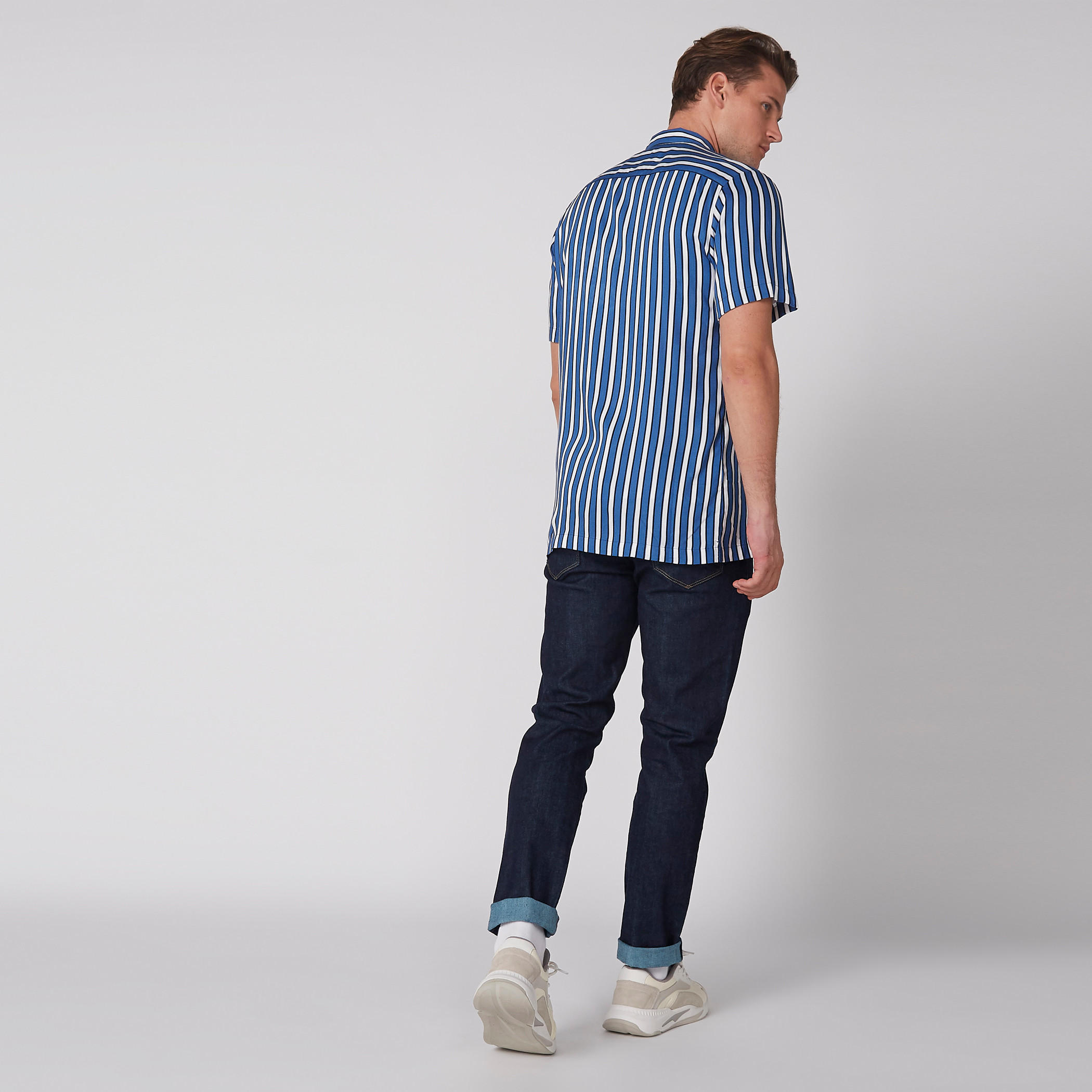 قميص مقلّم بأكمام قصيرة وأزرار-men-clothing-shirts-image-2