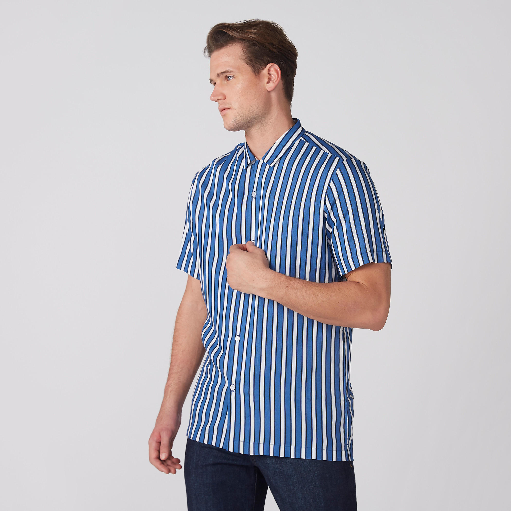 قميص مقلّم بأكمام قصيرة وأزرار-men-clothing-shirts-image-1