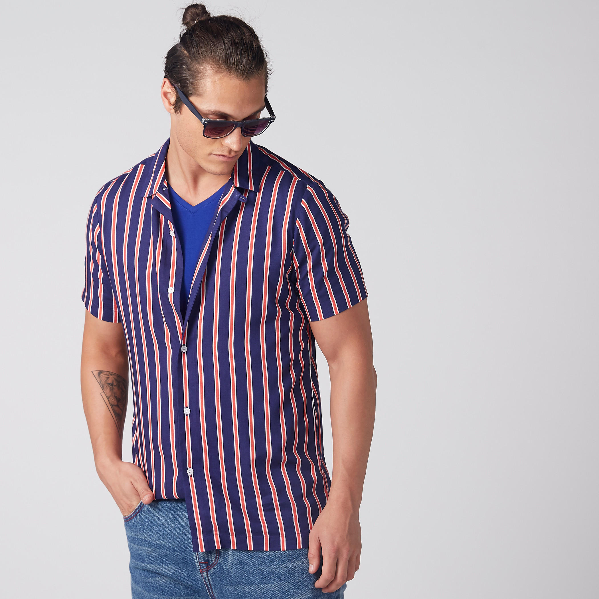 قميص مقلّم بأكمام قصيرة ووصلة أزرار كاملة-men-clothing-shirts-image-3