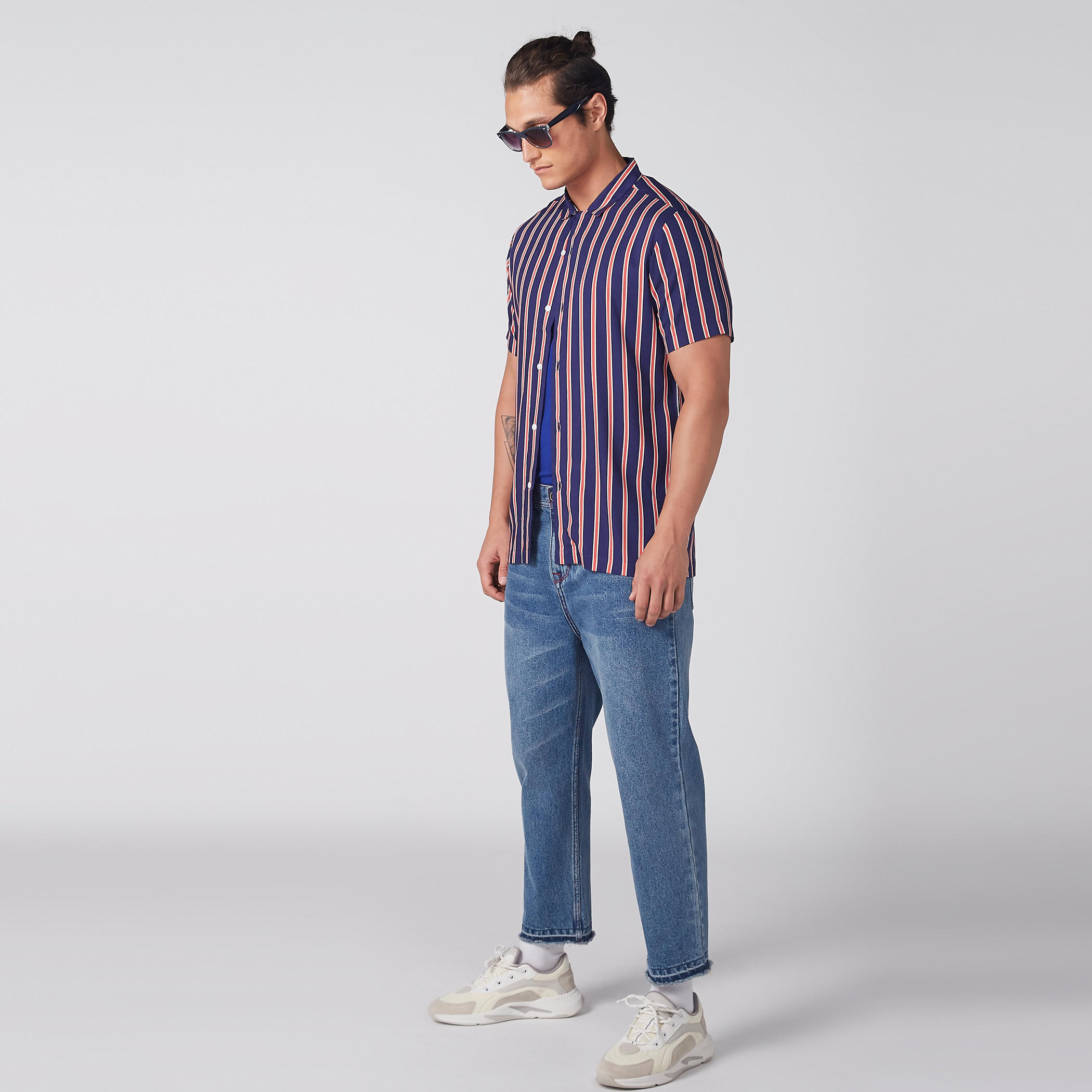 قميص مقلّم بأكمام قصيرة ووصلة أزرار كاملة-men-clothing-shirts-image-2