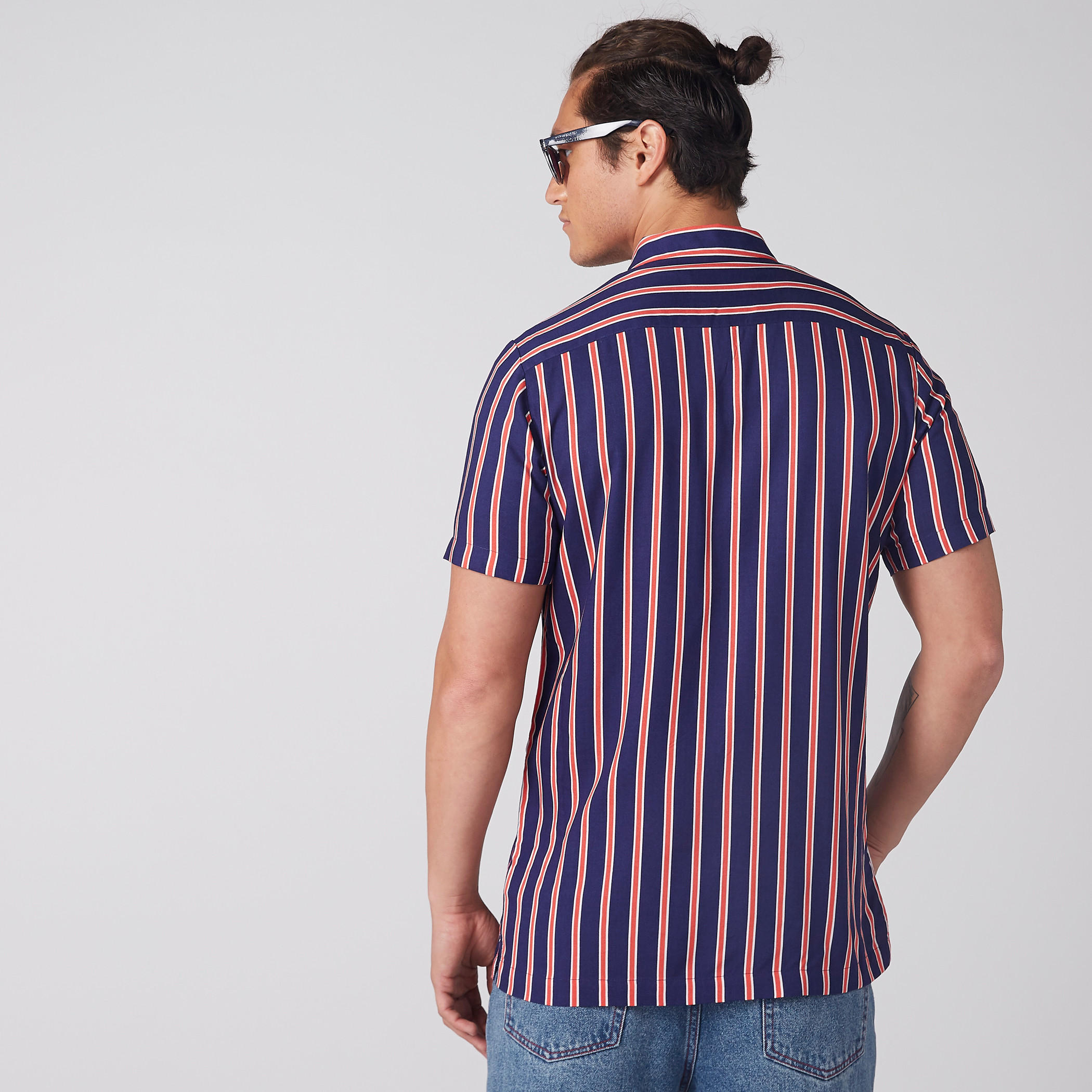 قميص مقلّم بأكمام قصيرة ووصلة أزرار كاملة-men-clothing-shirts-image-1