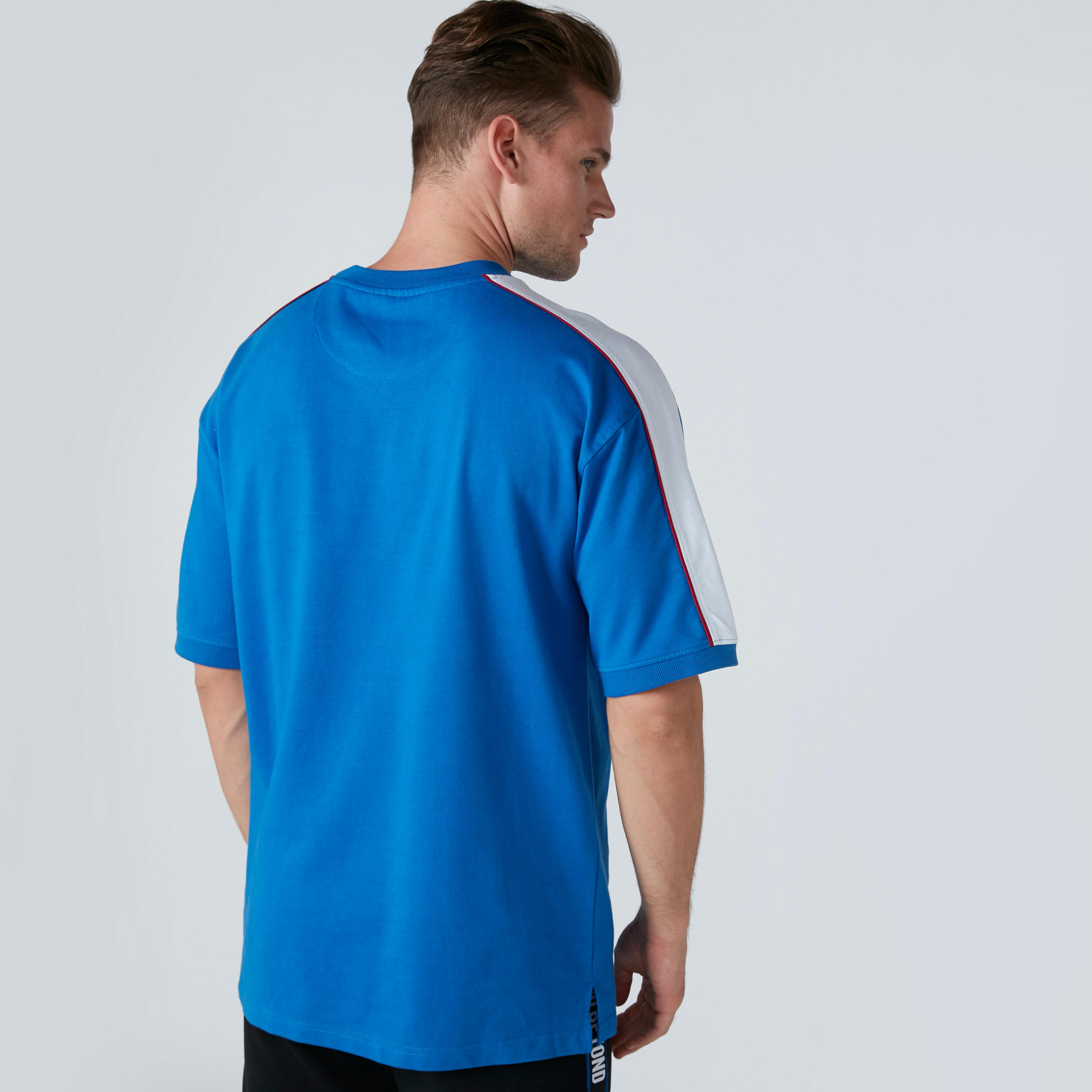 تيشيرت بياقة مستديرة وأكمام قصيرة-men-clothing-tshirtsandpolos-tshirts-image-2
