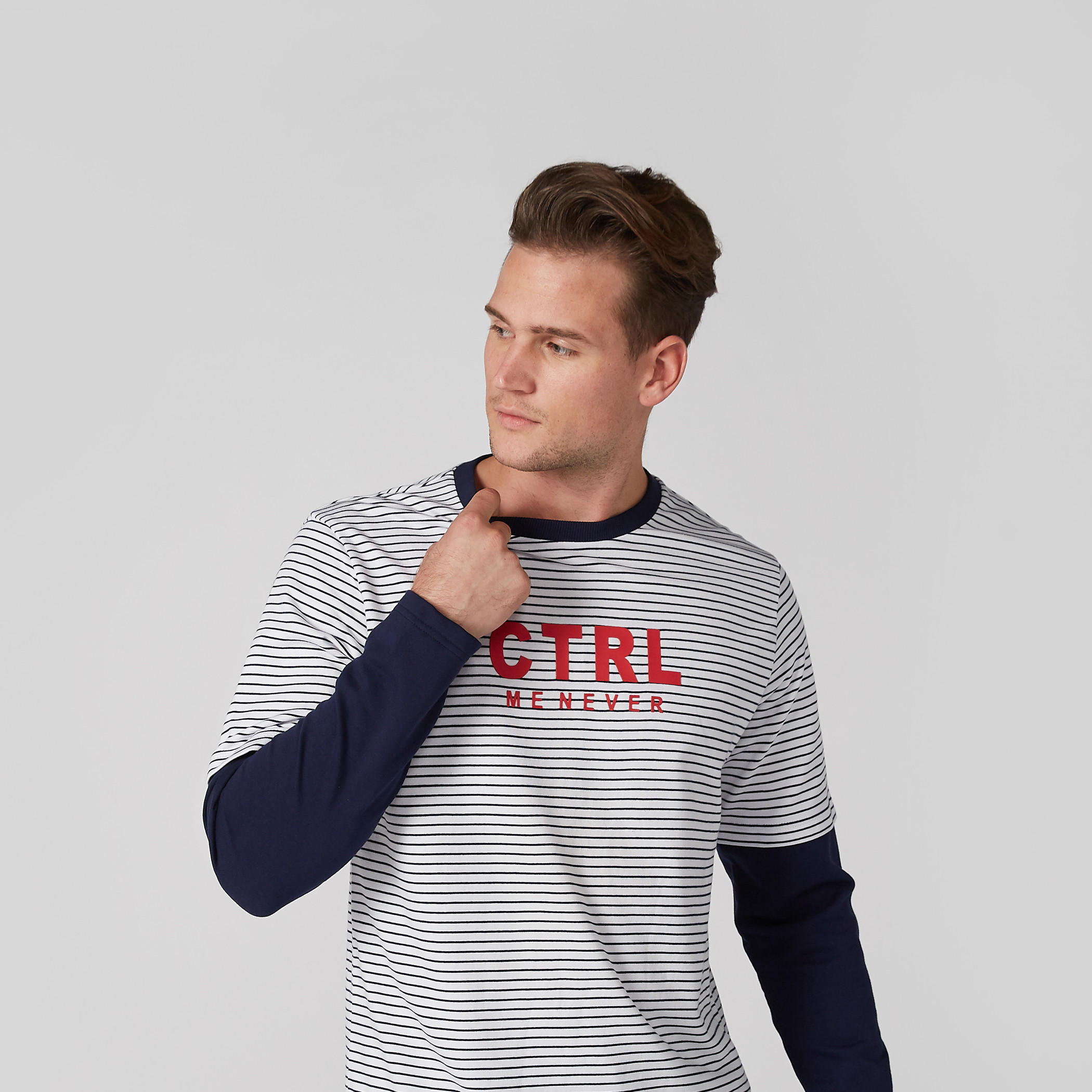 تيشيرت مقلم بياقة مستديرة وأكمام طويلة-men-clothing-tshirtsandpolos-tshirts-image-1