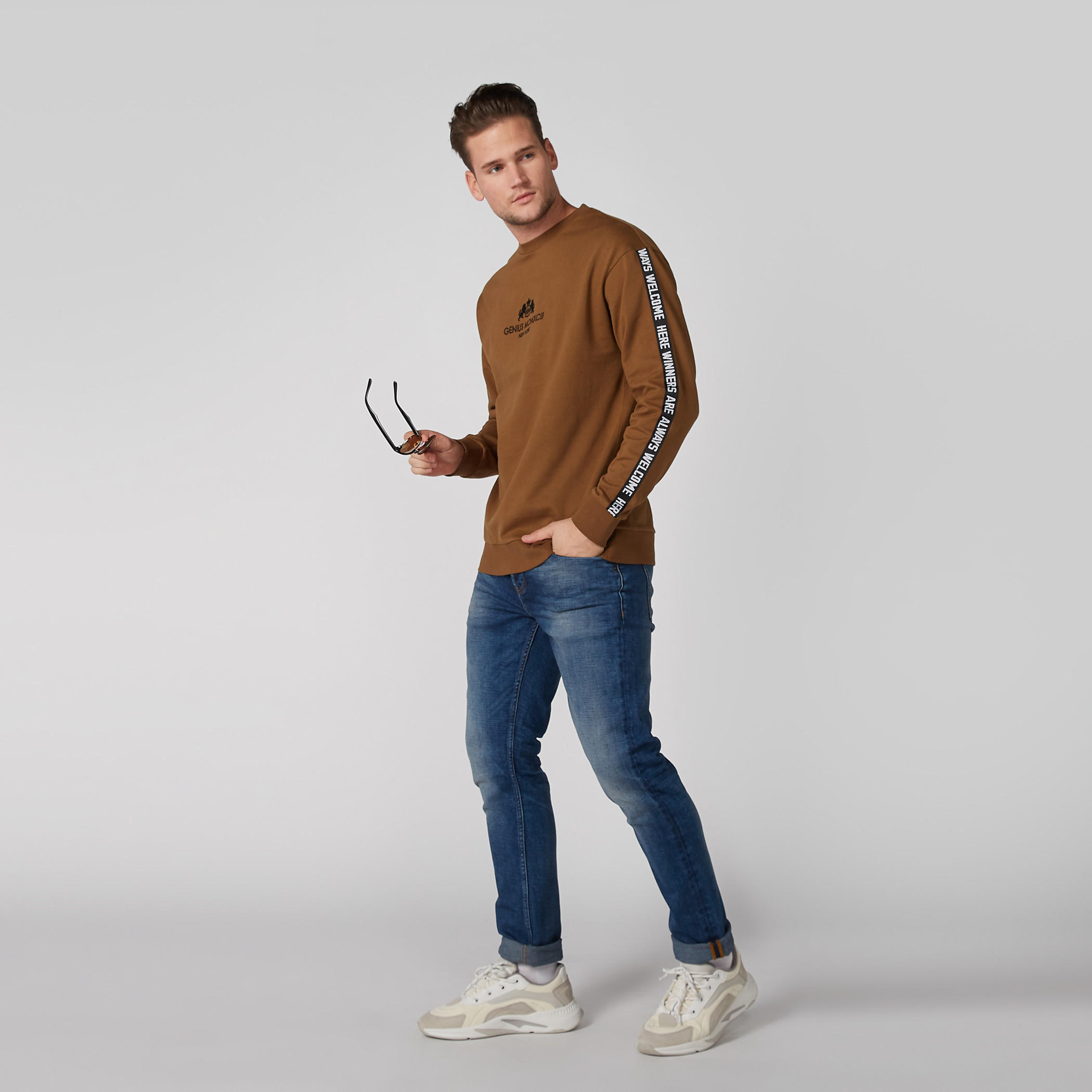 سويت شيرت بياقة مستديرة وأكمام طويلة وطبعات-men-winterwear-hoodiesandsweatshirts-image-1