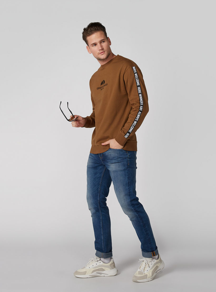 سويت شيرت بياقة مستديرة وأكمام طويلة وطبعات-men-winterwear-hoodiesandsweatshirts-image-1