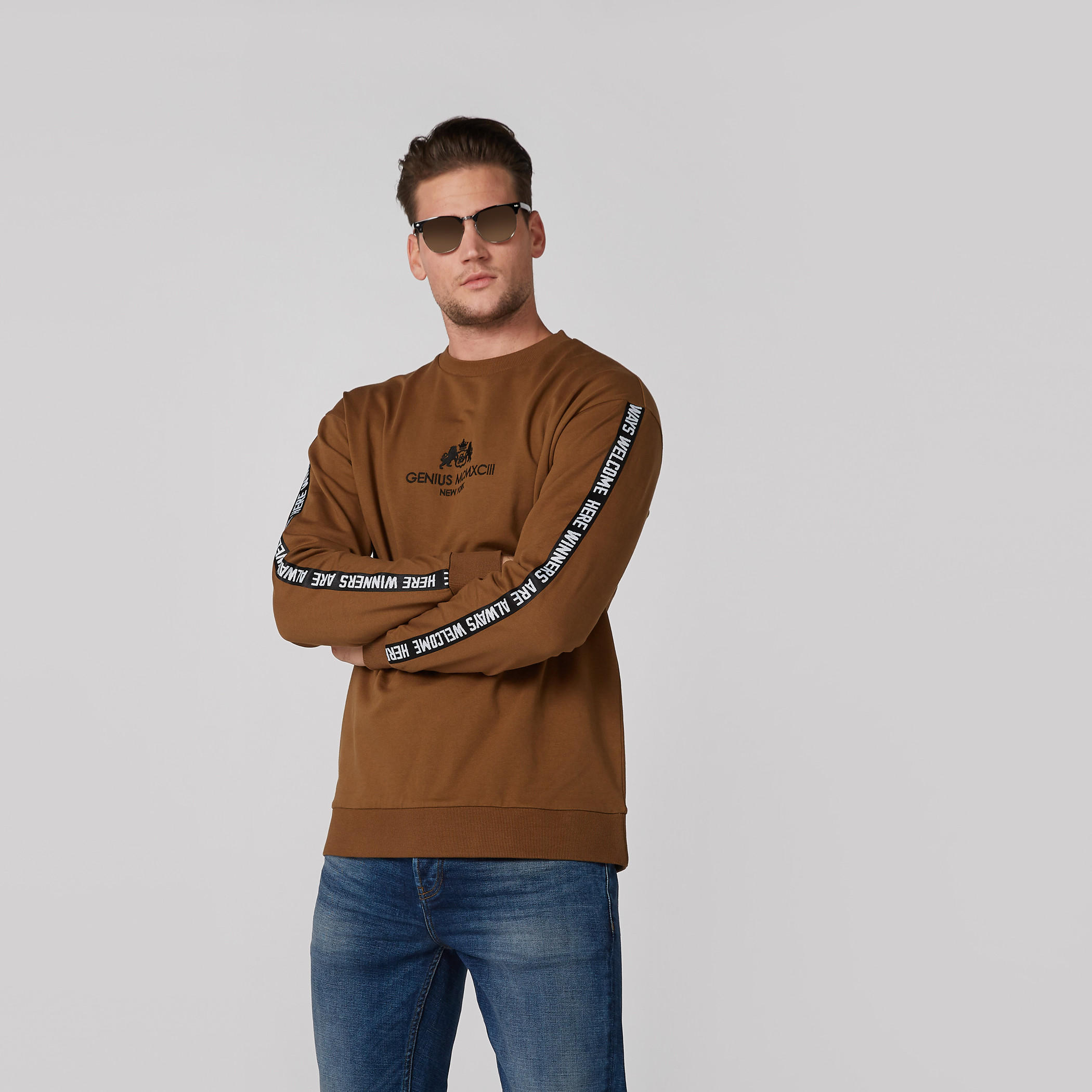 سويت شيرت بياقة مستديرة وأكمام طويلة وطبعات-men-winterwear-hoodiesandsweatshirts-image-2