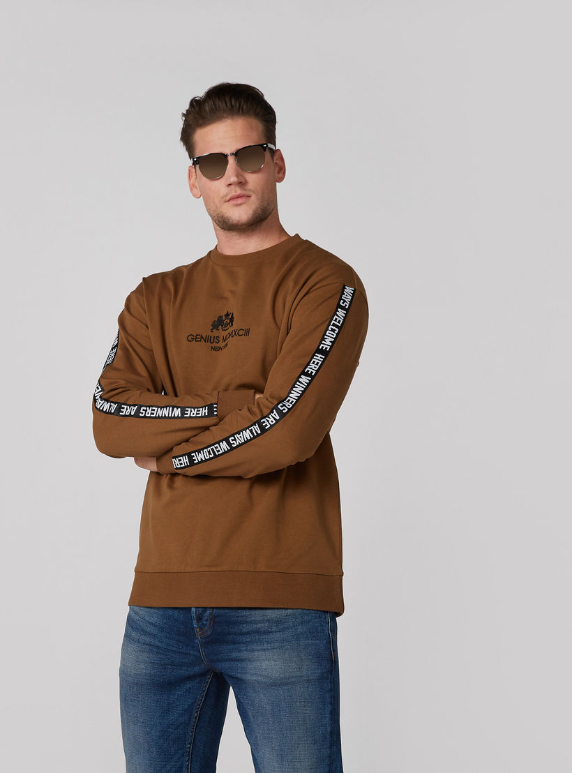 سويت شيرت بياقة مستديرة وأكمام طويلة وطبعات-men-winterwear-hoodiesandsweatshirts-image-2