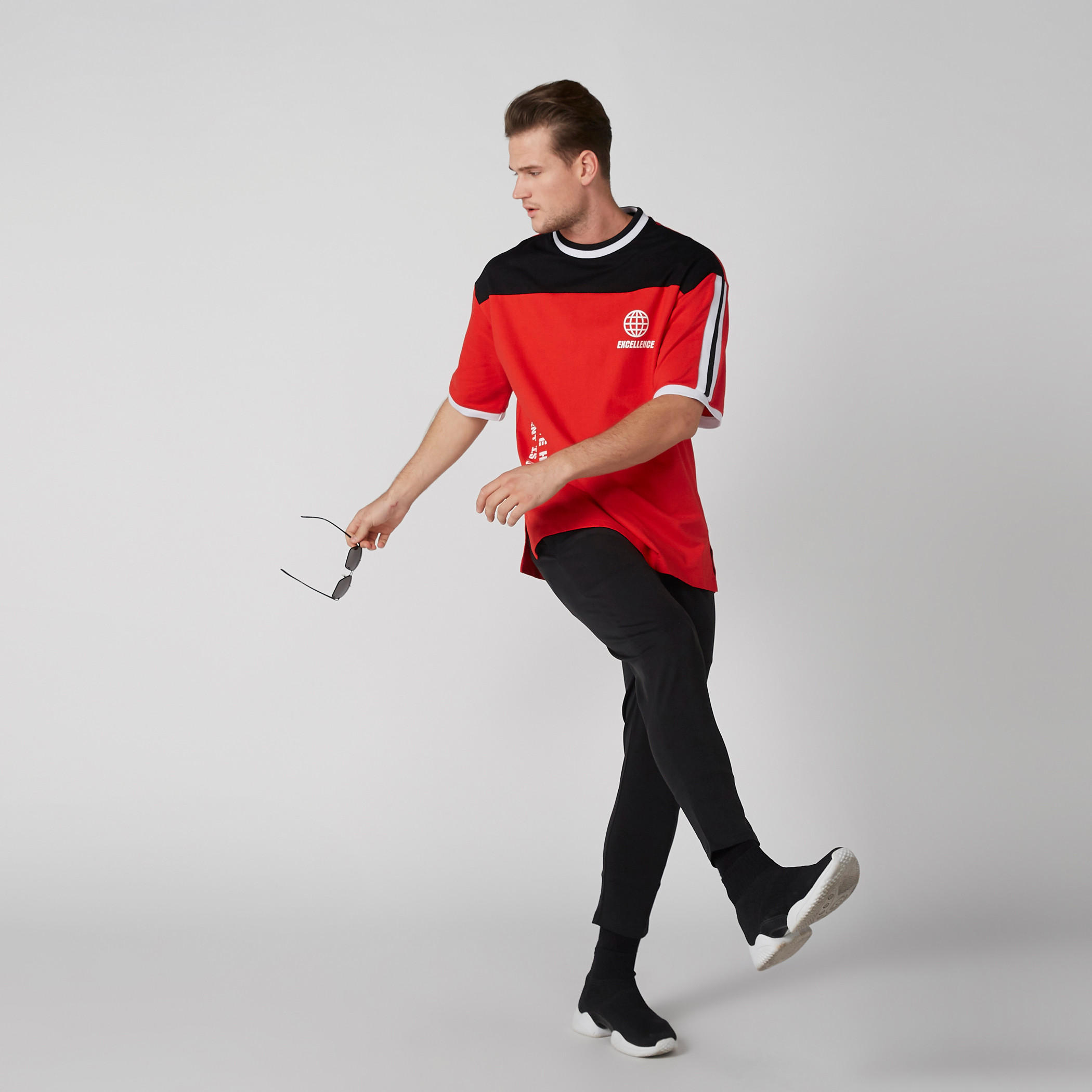 تيشيرت بياقة ضيقة وأكمام قصيرة وطبعات-men-clothing-tshirtsandpolos-tshirts-image-2