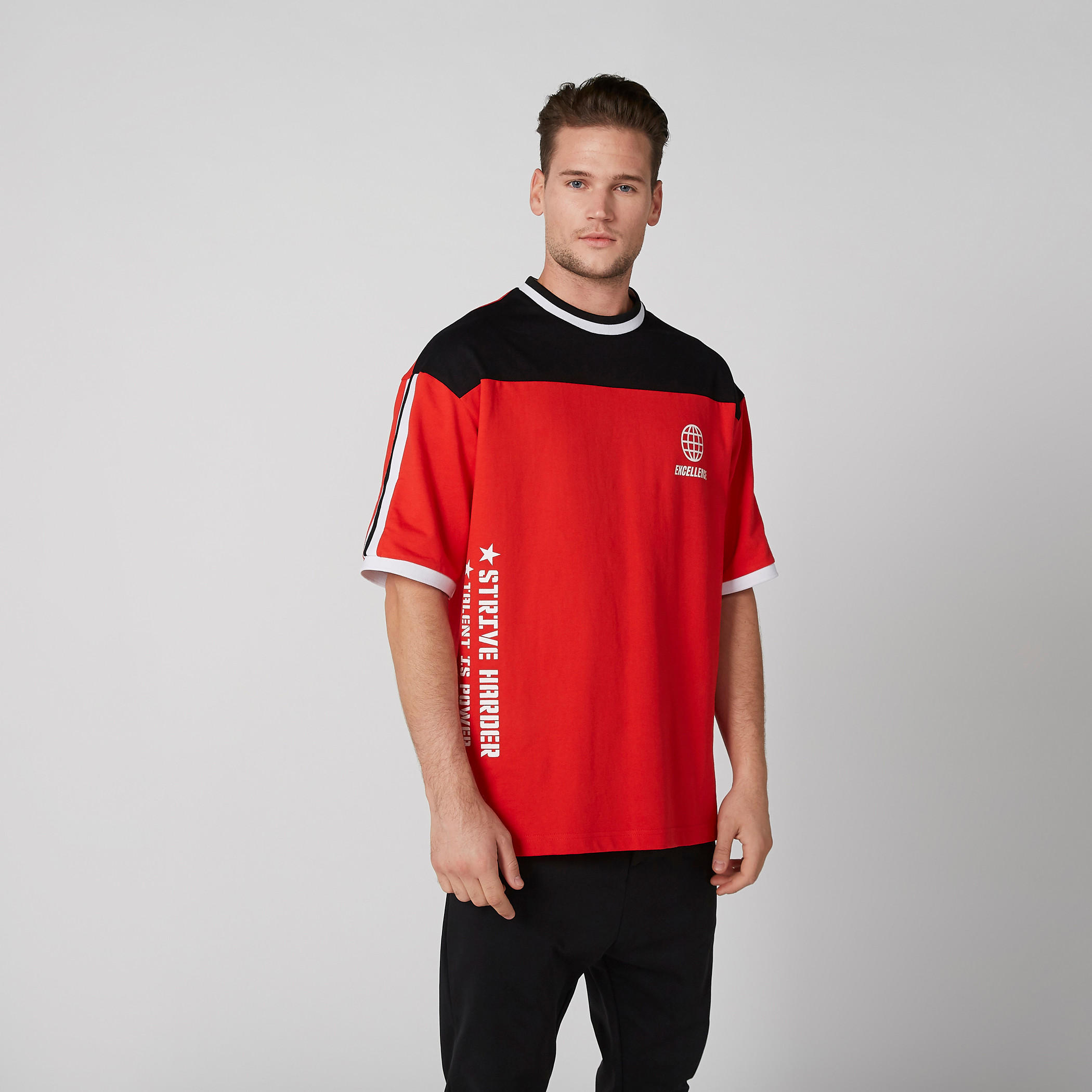 تيشيرت بياقة ضيقة وأكمام قصيرة وطبعات-men-clothing-tshirtsandpolos-tshirts-image-1