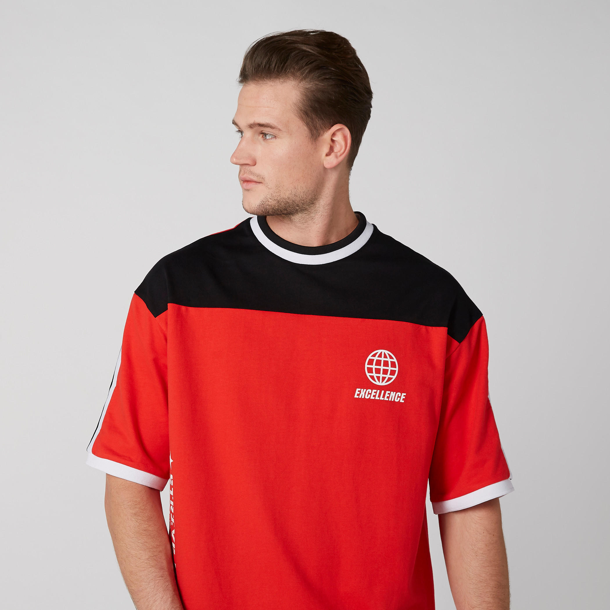 تيشيرت بياقة ضيقة وأكمام قصيرة وطبعات-men-clothing-tshirtsandpolos-tshirts-image-3