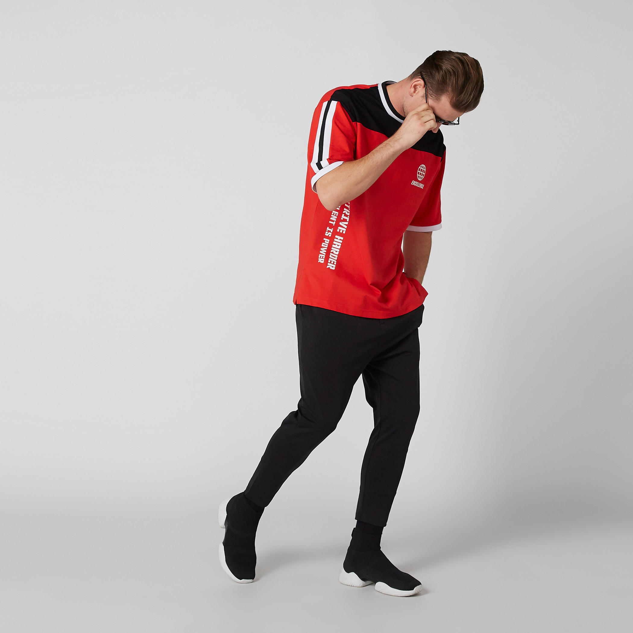 تيشيرت بياقة ضيقة وأكمام قصيرة وطبعات-men-clothing-tshirtsandpolos-tshirts-image-4