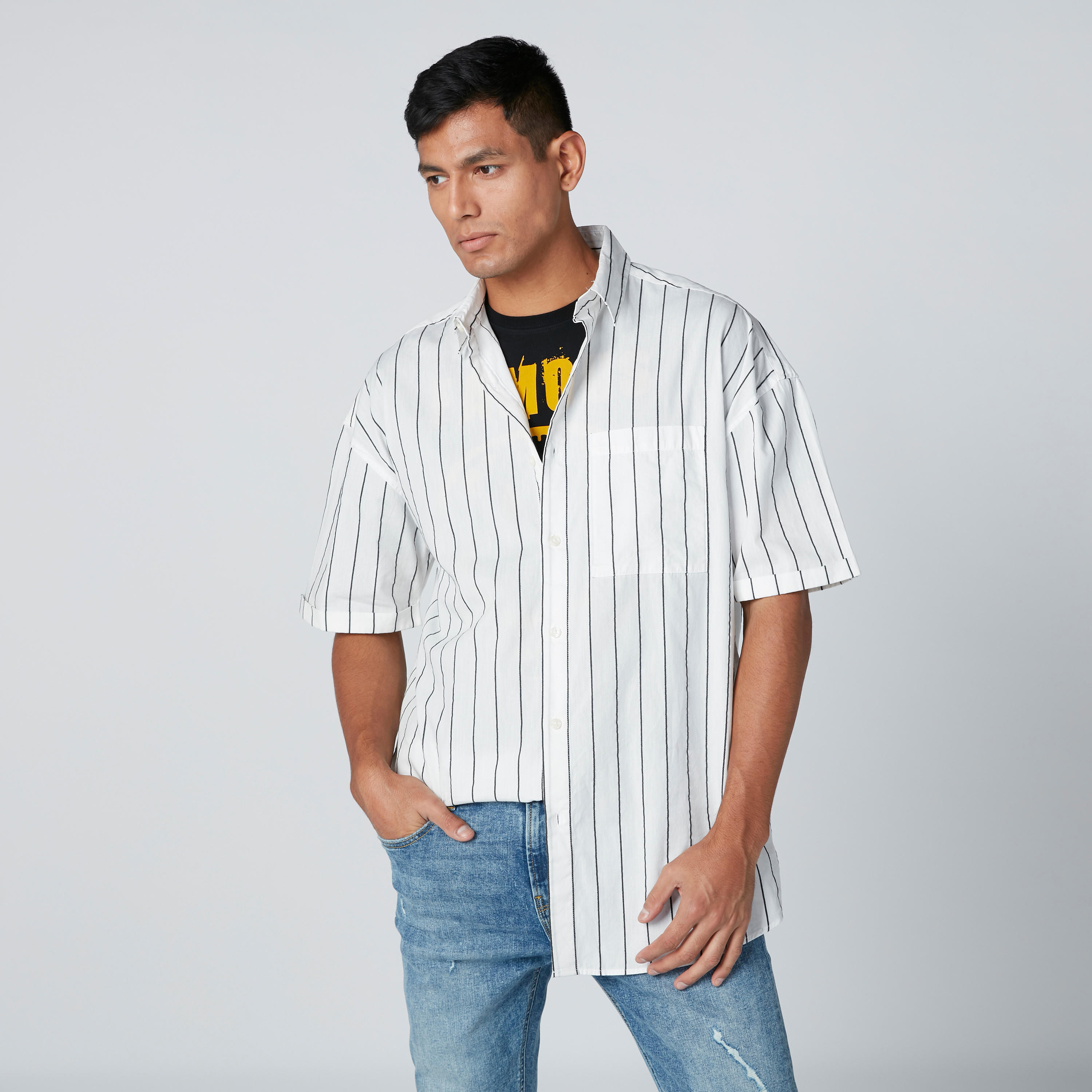 قميص مقلم بأكمام قصيرة وأزرار وجيوب-men-clothing-shirts-image-1