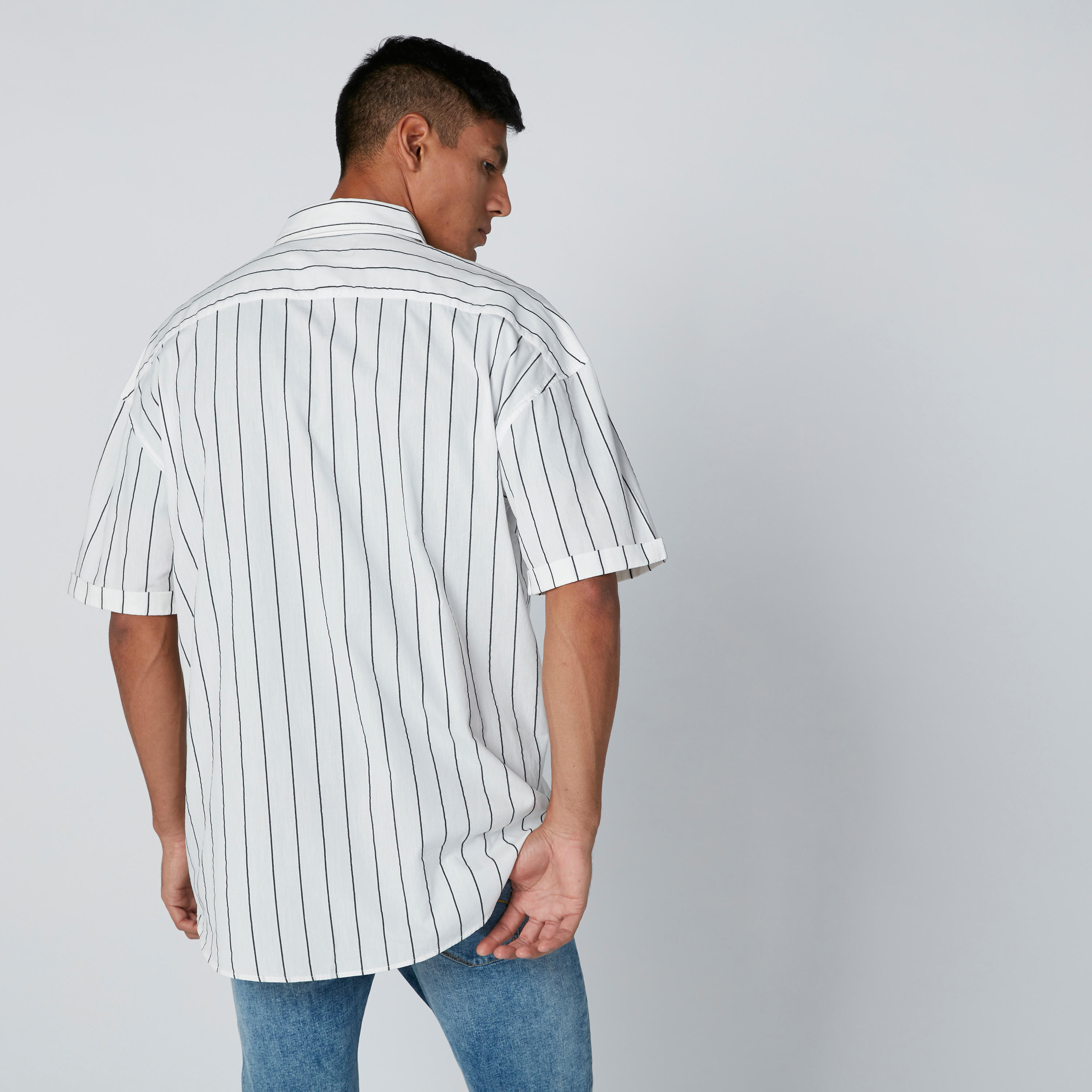 قميص مقلم بأكمام قصيرة وأزرار وجيوب-men-clothing-shirts-image-2