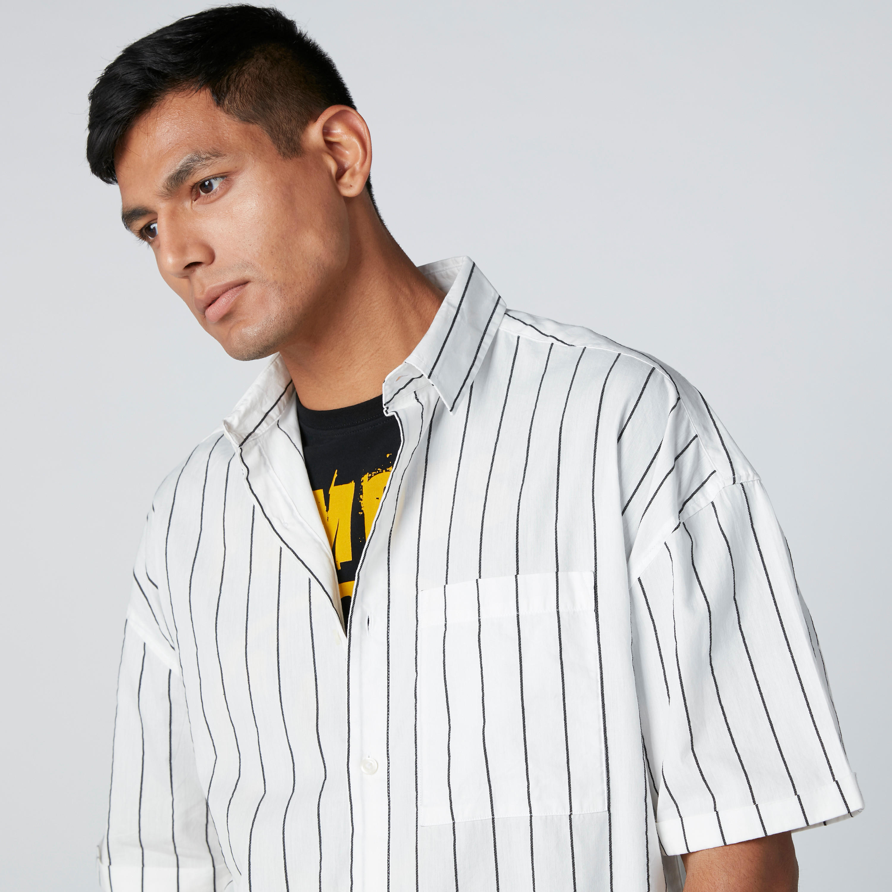 قميص مقلم بأكمام قصيرة وأزرار وجيوب-men-clothing-shirts-image-4