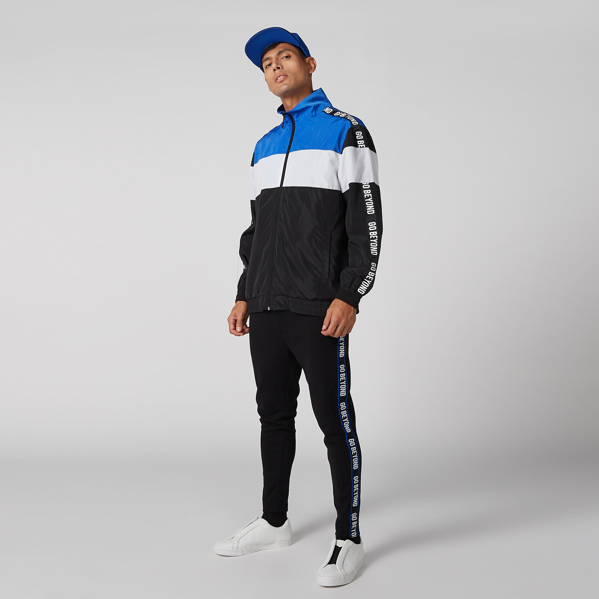 بنطال رياضي بجيوب ورباط وطبعات-men-clothing-sportswearandactivewear-bottoms-image-1