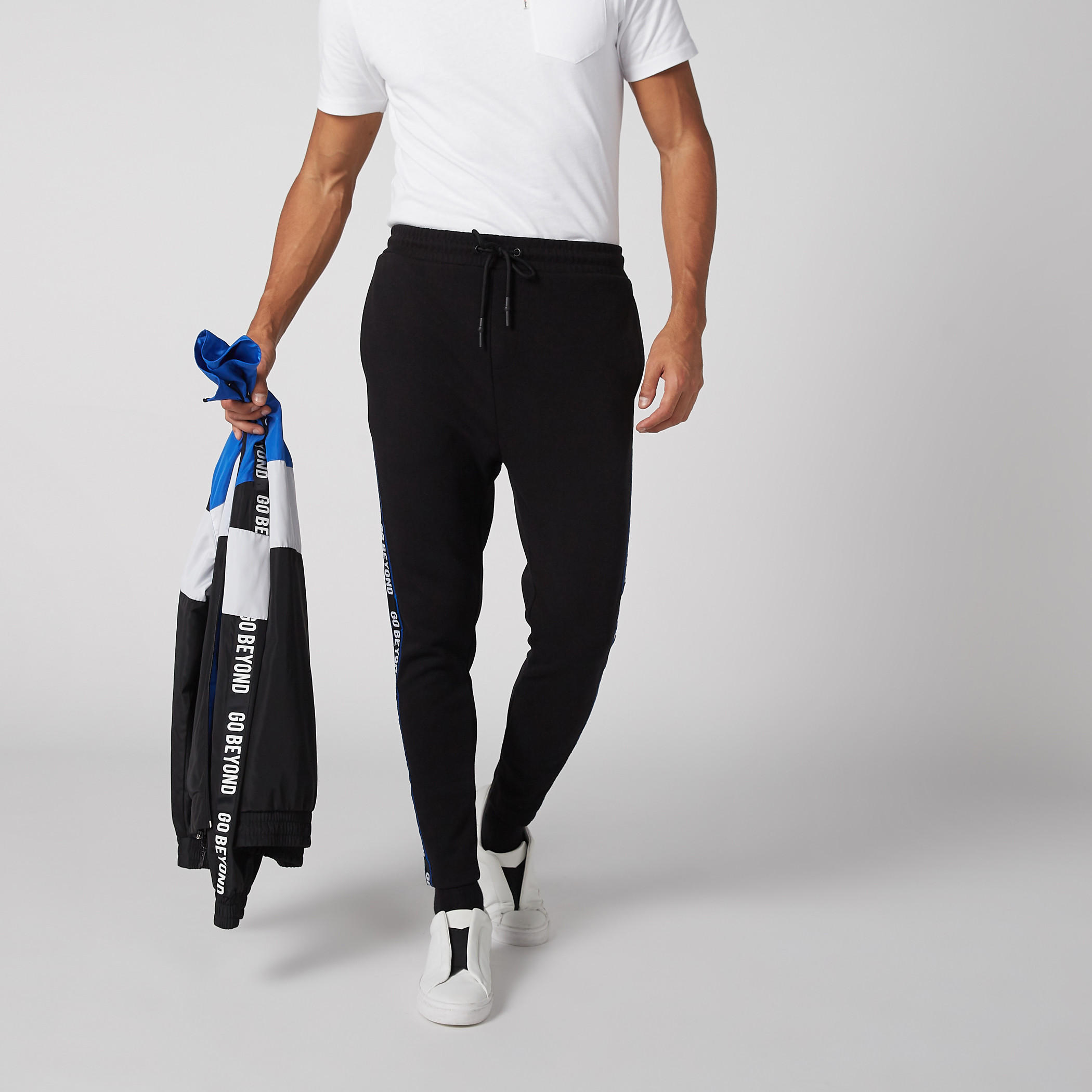 بنطال رياضي بجيوب ورباط وطبعات-men-clothing-sportswearandactivewear-bottoms-image-2