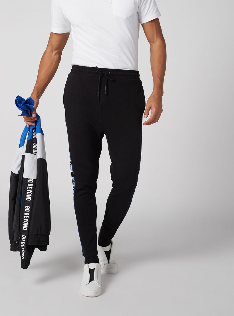 بنطال رياضي بجيوب ورباط وطبعات-men-clothing-sportswearandactivewear-bottoms-image-2