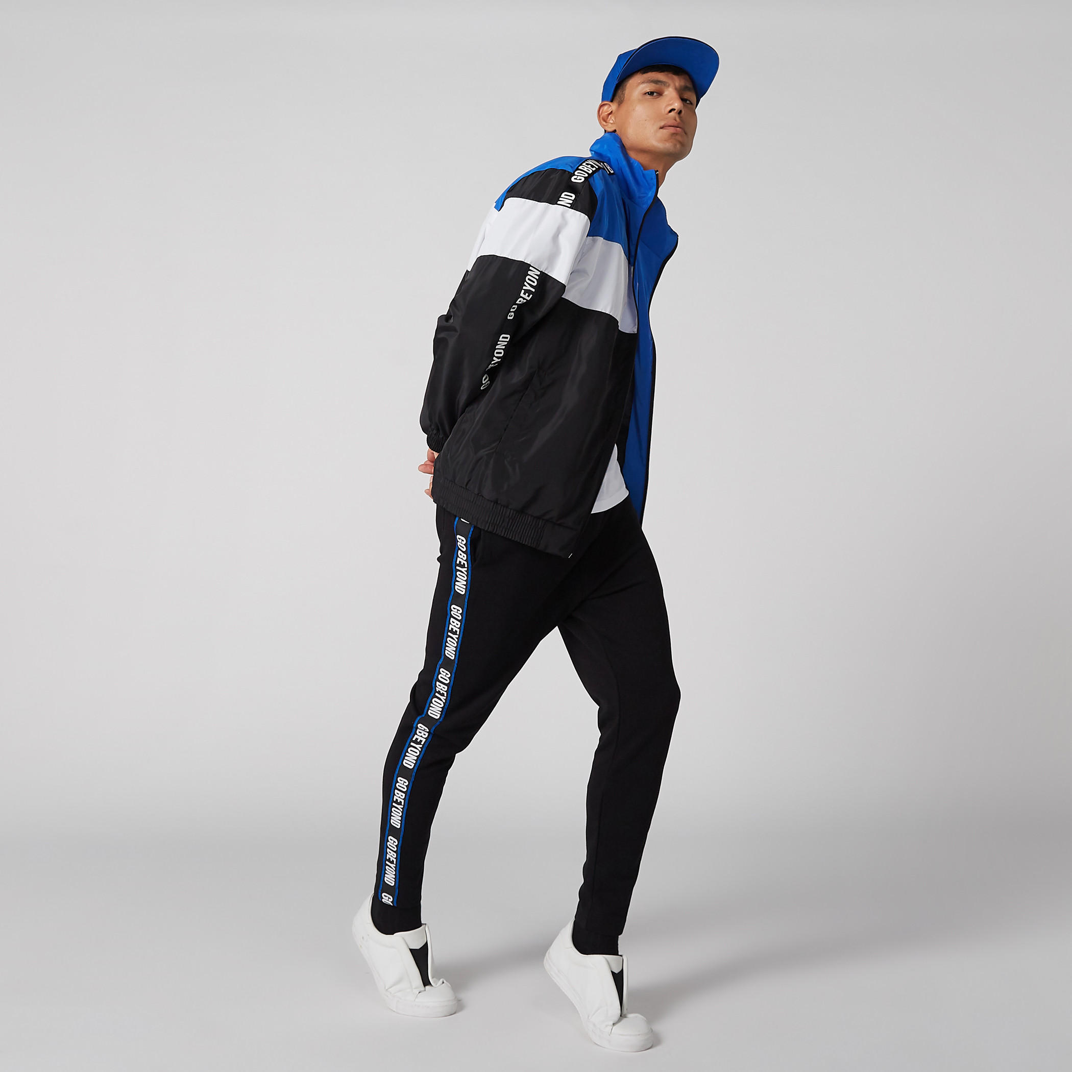 بنطال رياضي بجيوب ورباط وطبعات-men-clothing-sportswearandactivewear-bottoms-image-3