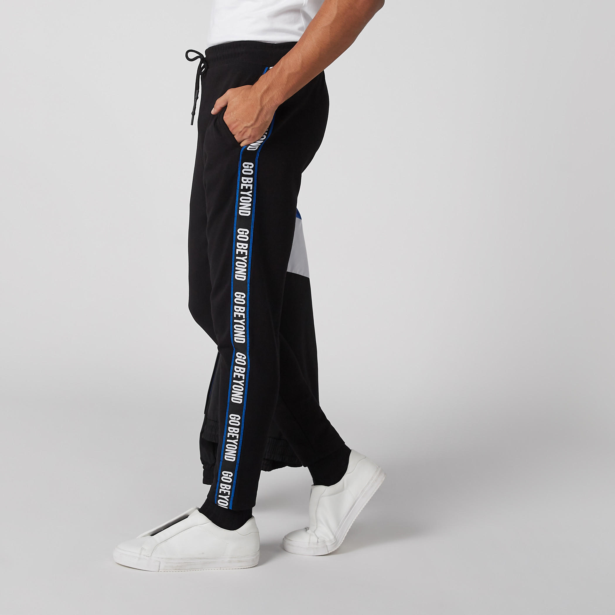 بنطال رياضي بجيوب ورباط وطبعات-men-clothing-sportswearandactivewear-bottoms-image-4